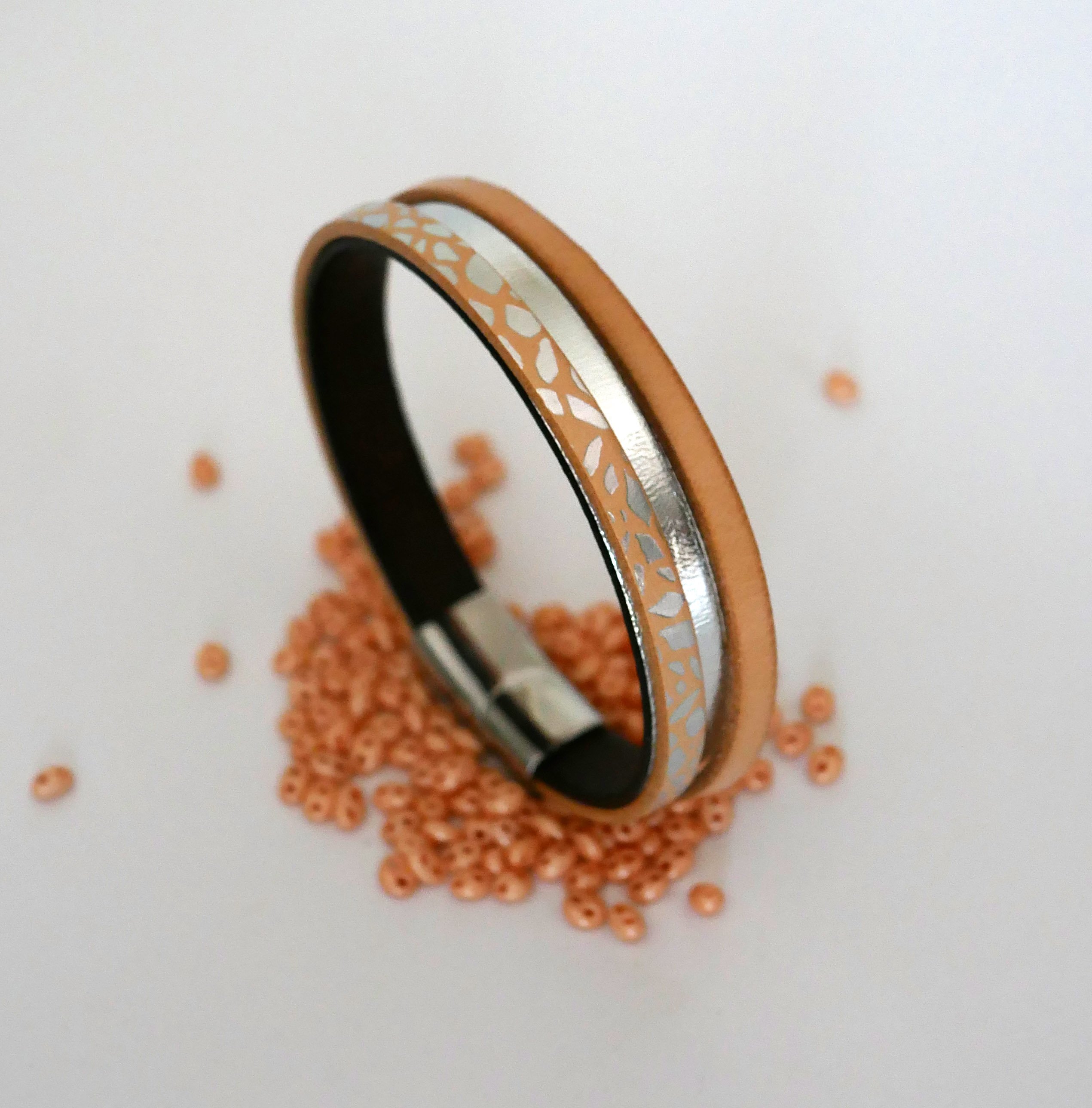 Women's cuff bracelet in natural and silvered leathers 