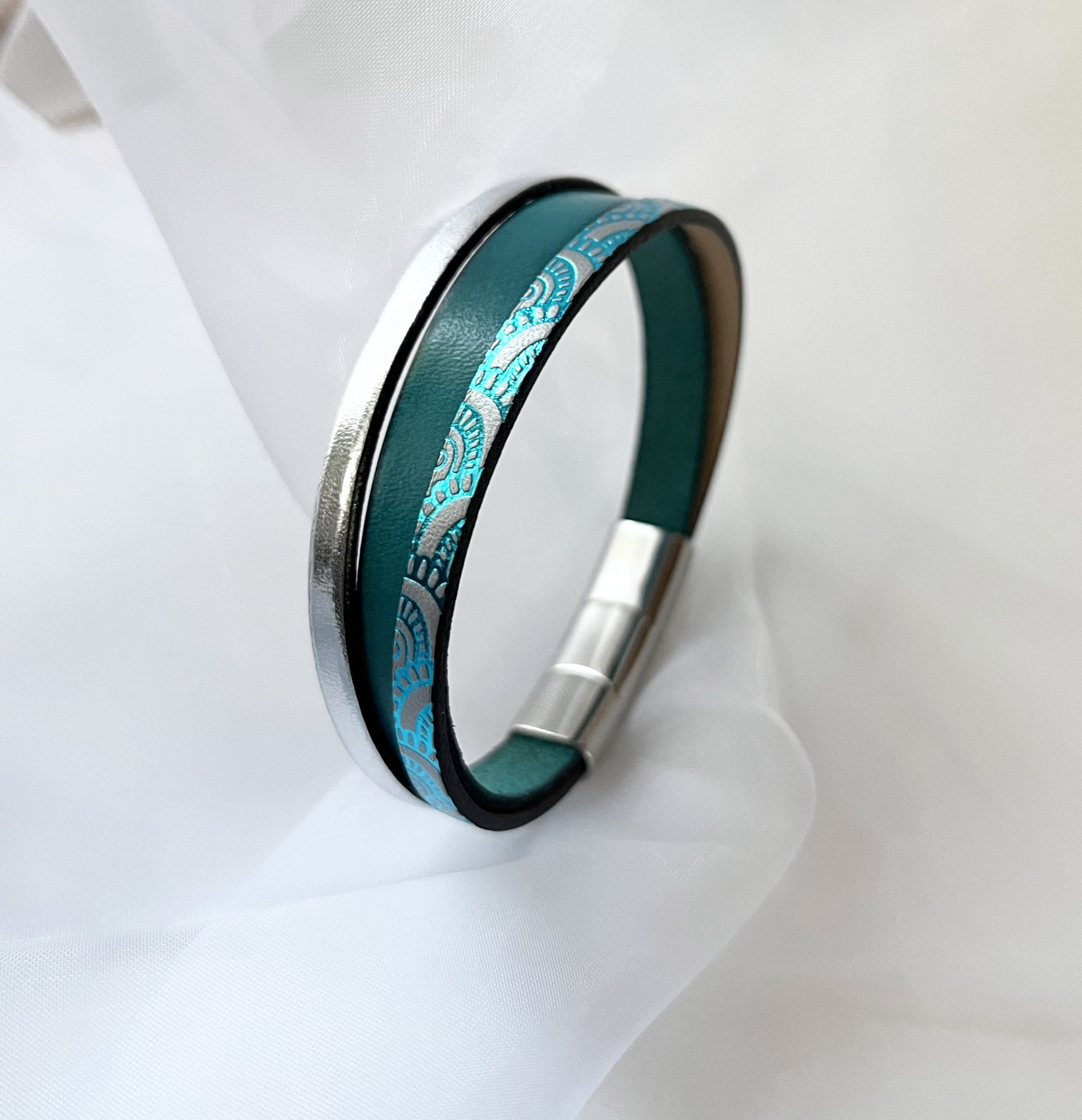 Bracelet manchette femme aux 3 cuirs turquoise et argenté fermoir à extension