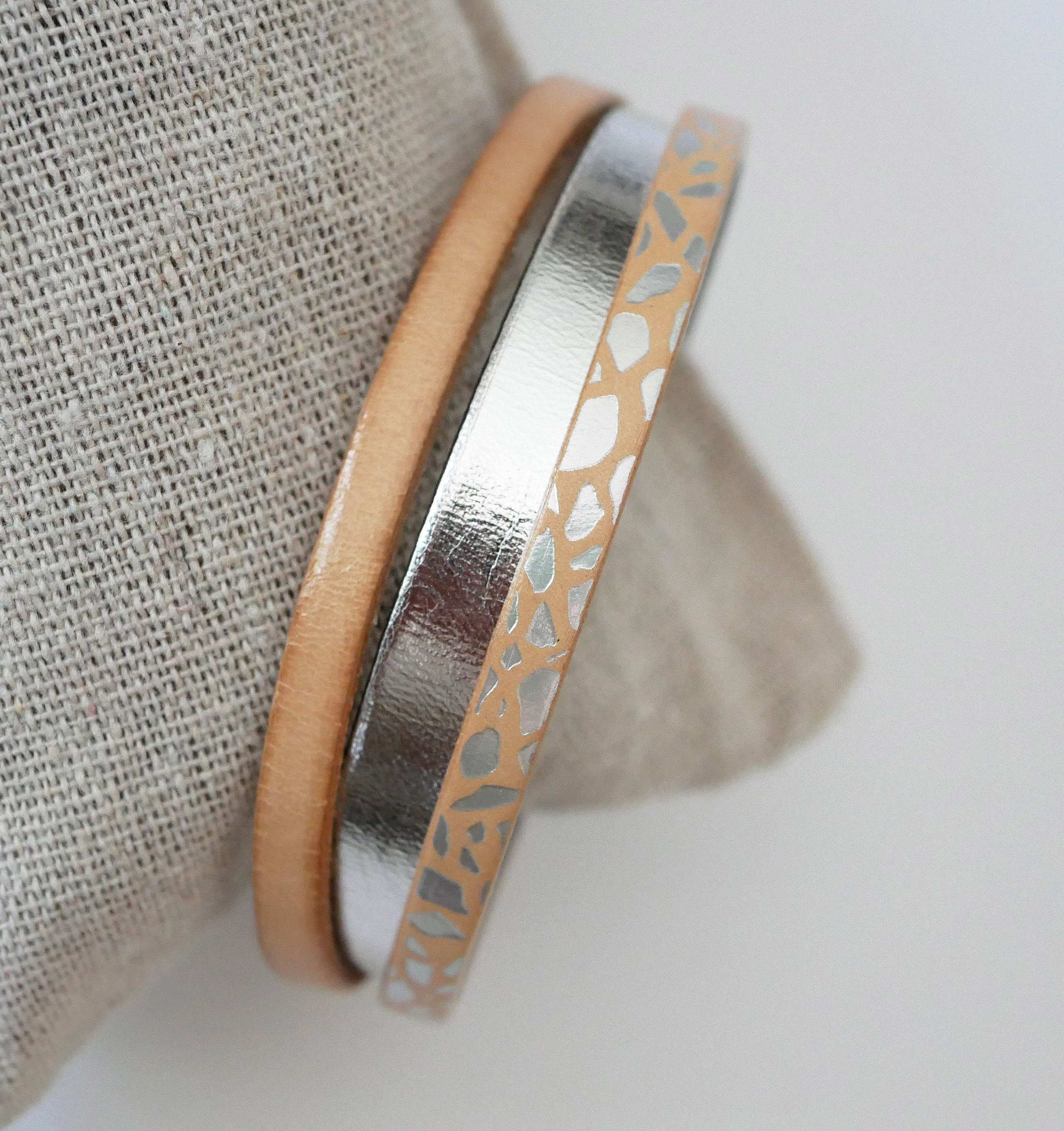 Women's cuff bracelet in natural and silvered leathers 