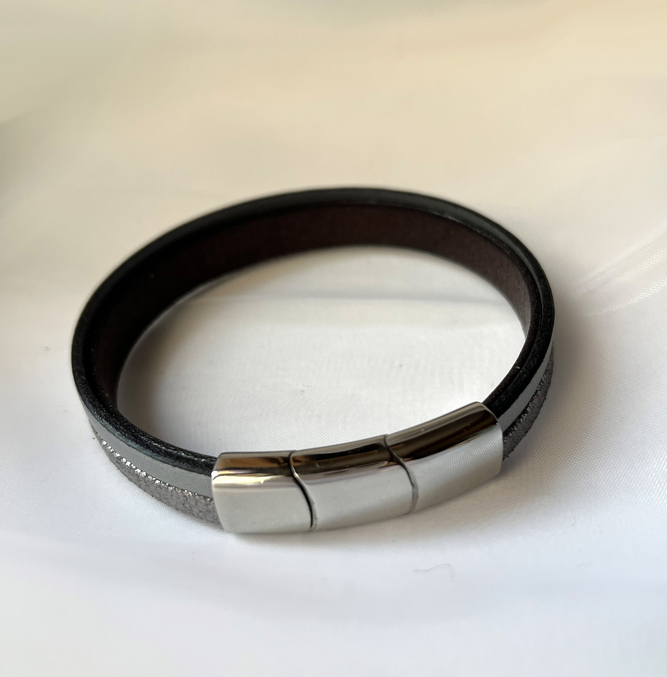 Bracelet manchette femme aux 3 cuirs argent&eacute; et gris fermoir &agrave; extension