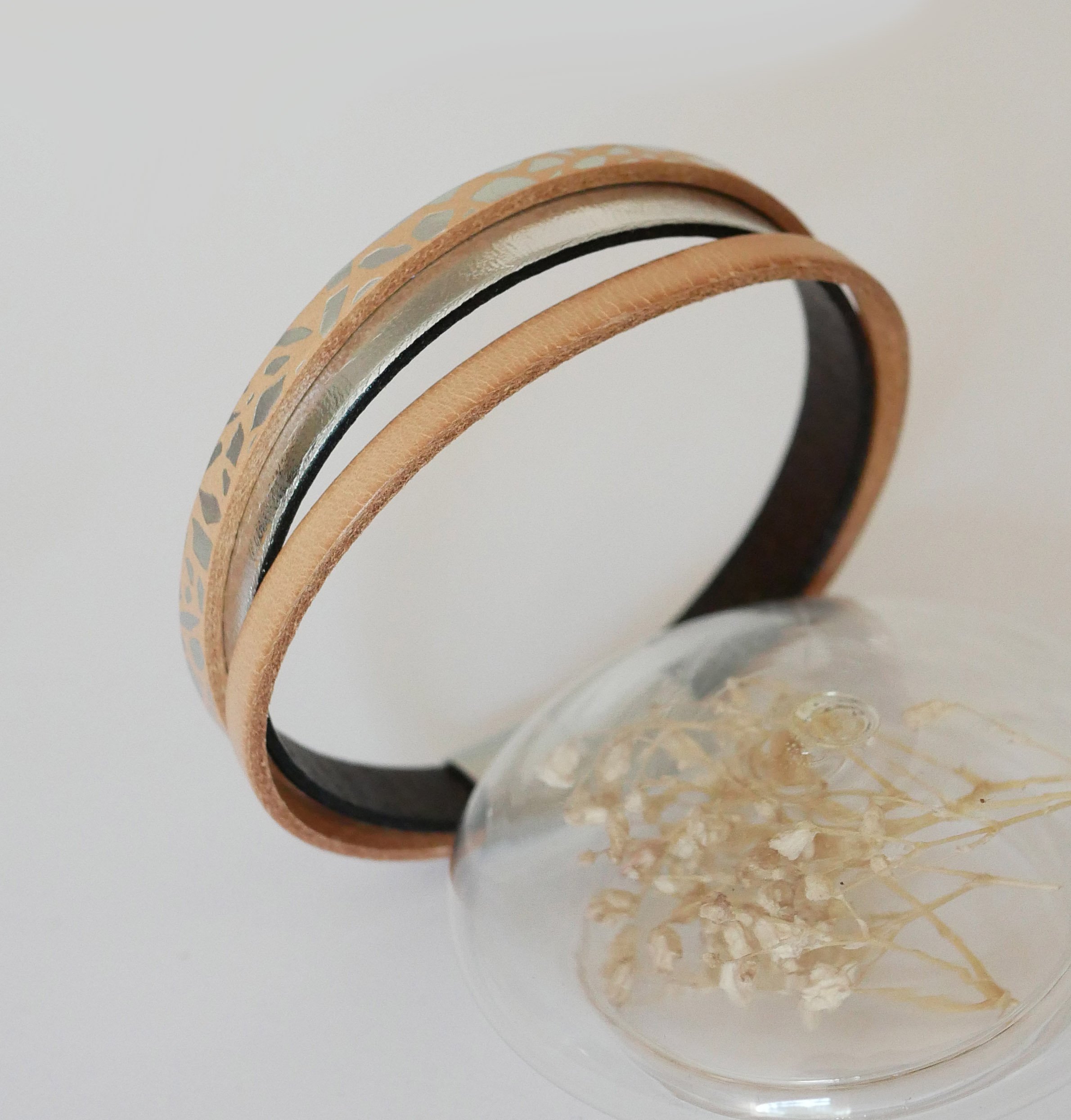 Women's cuff bracelet in natural and silvered leathers 
