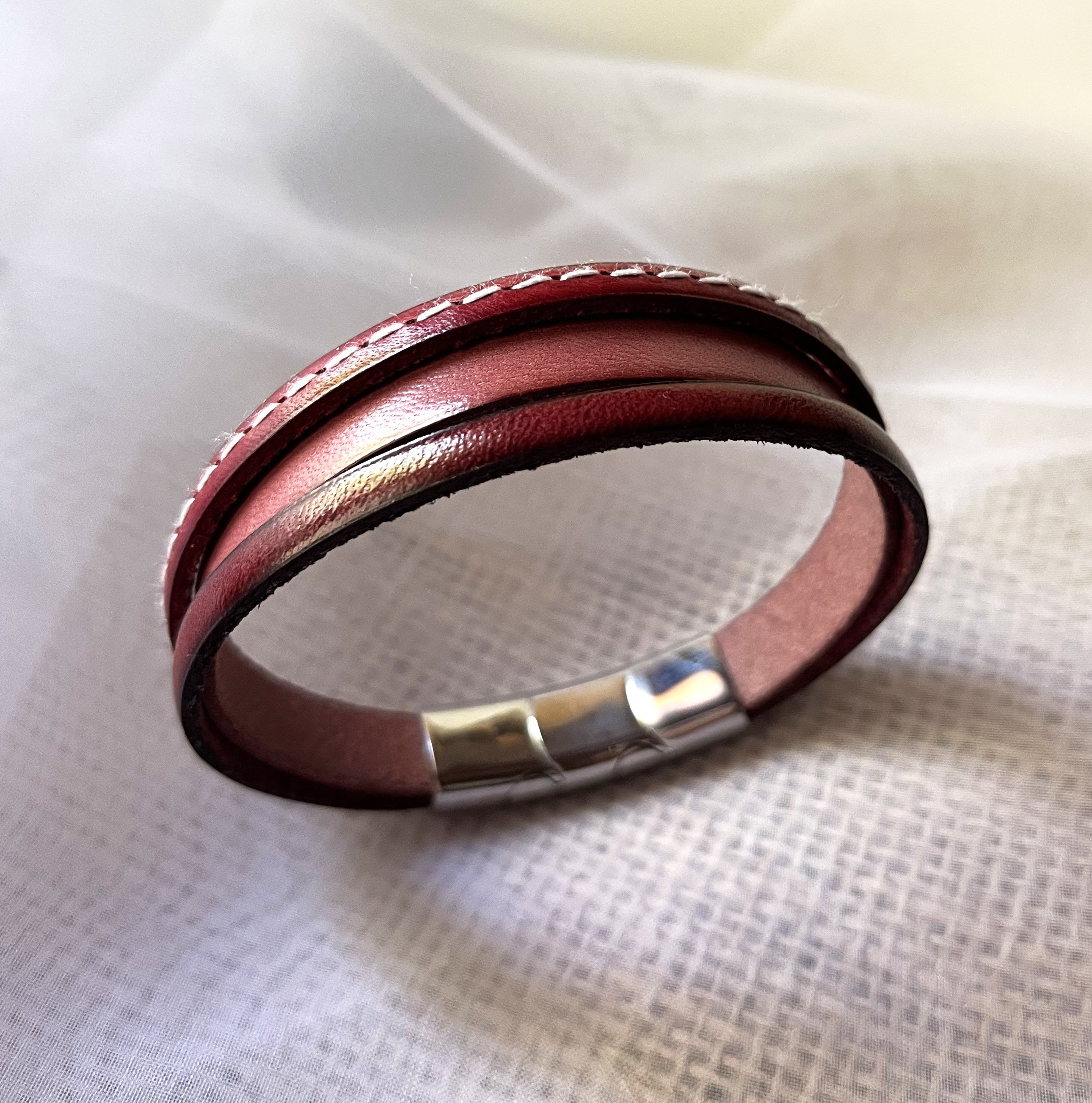 Bracelet manchette femme aux 3 cuirs rouges et fermoir &agrave; extension