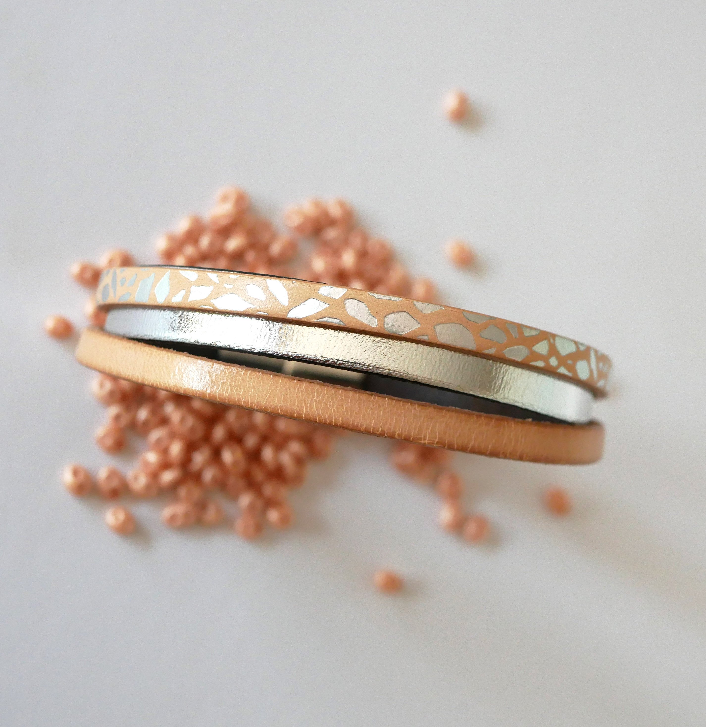 Women's cuff bracelet in natural and silvered leathers 