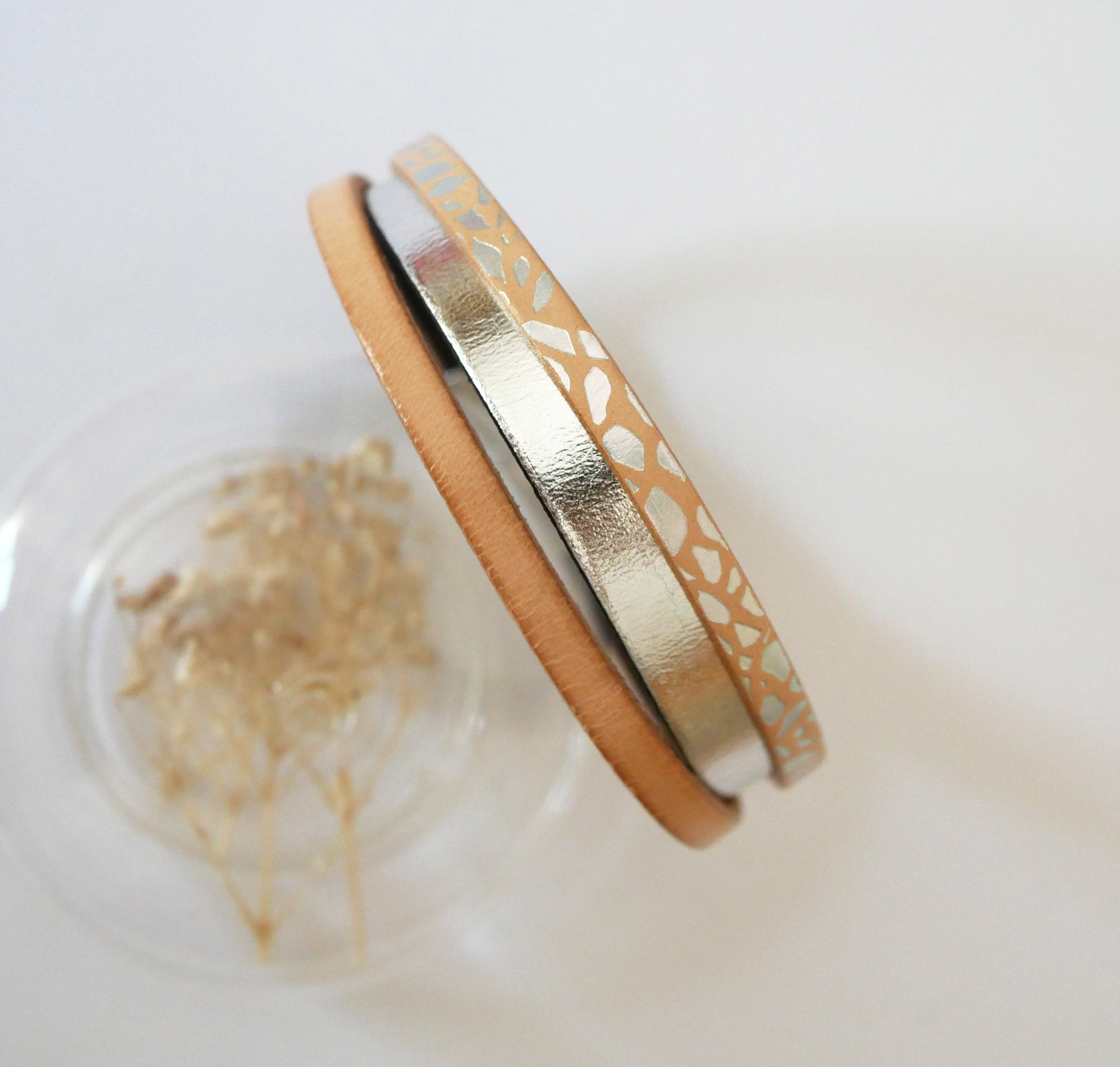 Women's cuff bracelet in natural and silvered leathers 