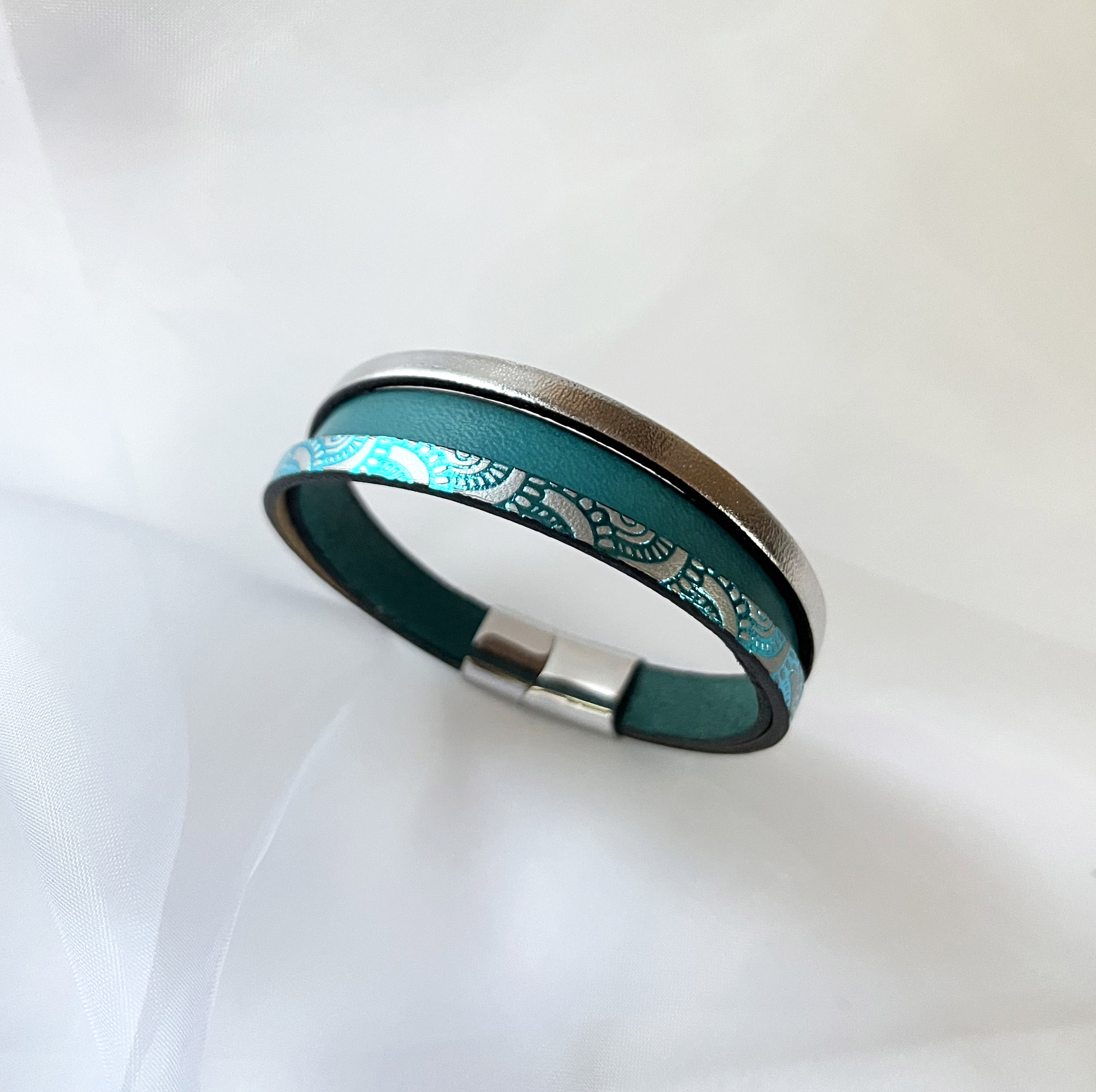 Bracelet manchette femme aux 3 cuirs turquoise et argenté fermoir à extension