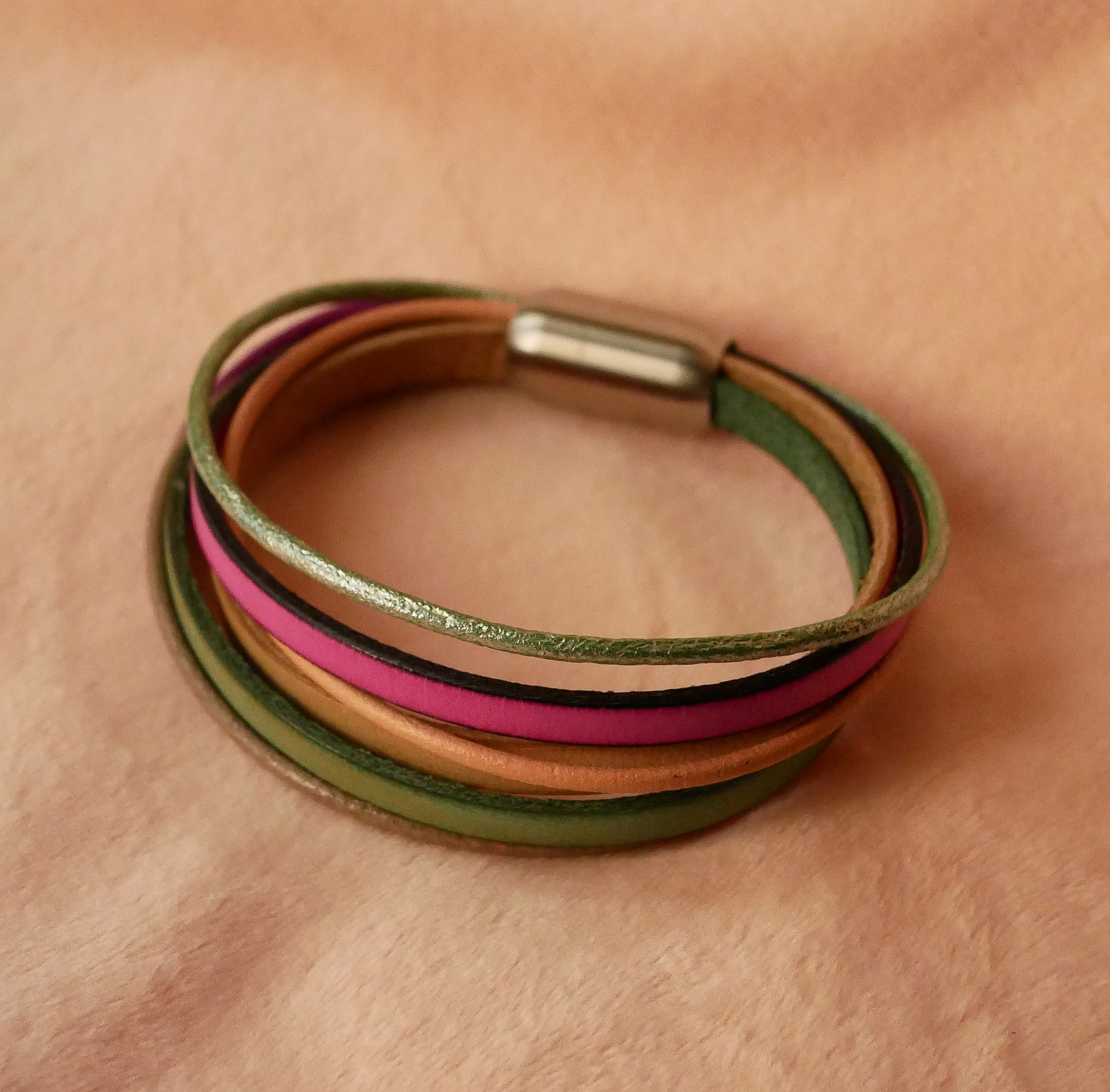 Bracelet manchette multi-cuirs coloré avec fermoir magnétique.