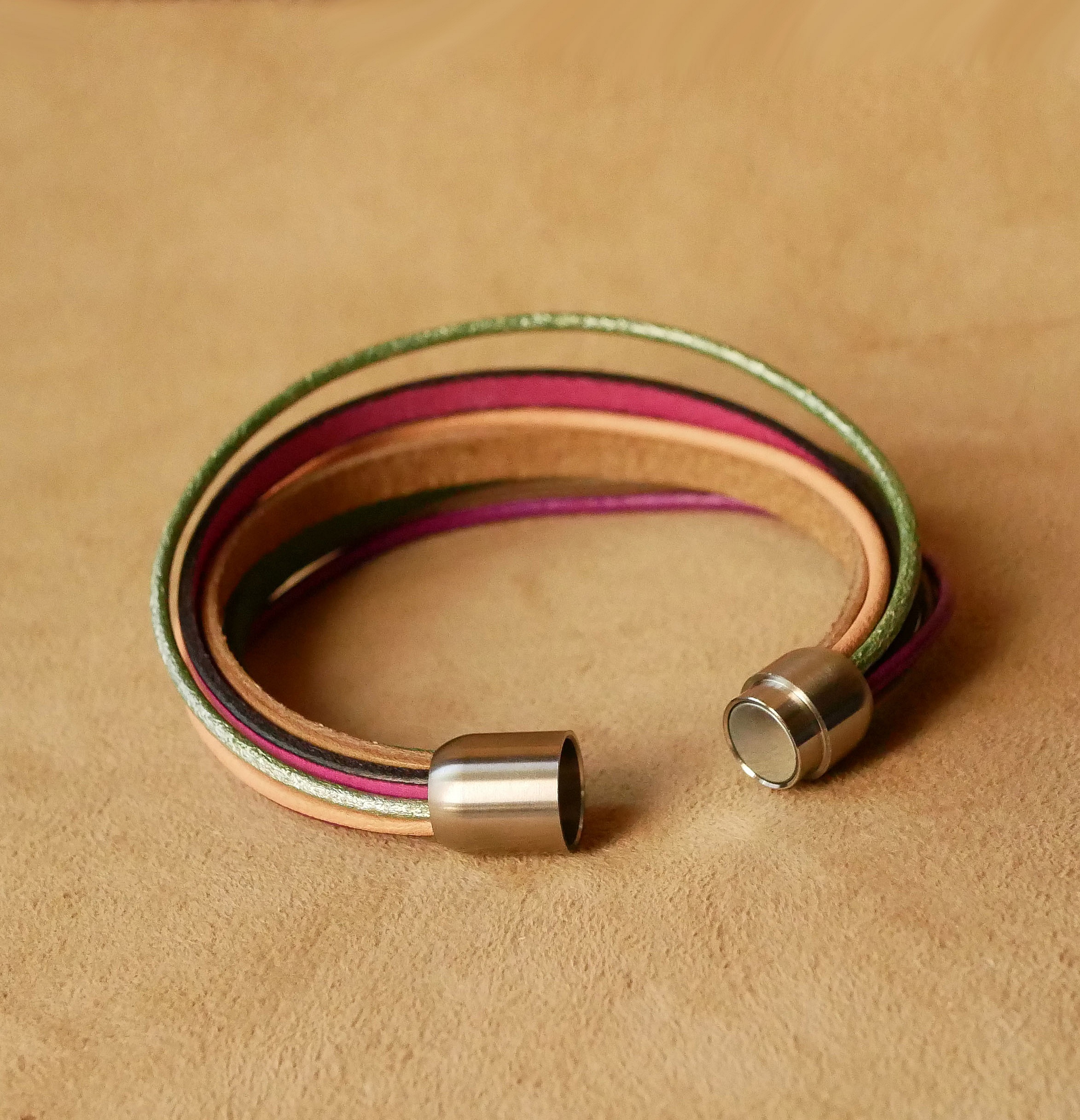 Bracelet manchette multi-cuirs coloré avec fermoir magnétique.
