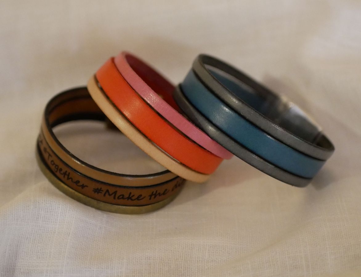 Cuff bracelet to personalize leather colors and engraved message