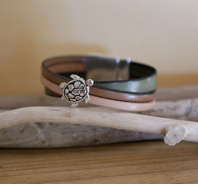 Bracelet en cuir personnalisé avec pendentif tortue en argent.