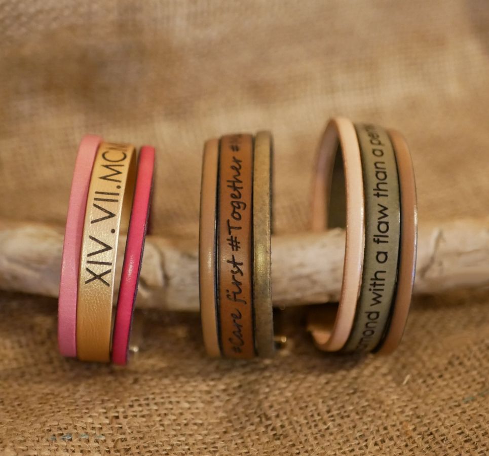 Cuff bracelet to personalize leather colors and engraved message