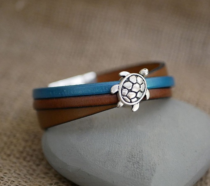 Bracelet en cuir personnalisable avec breloque tortue en argent.