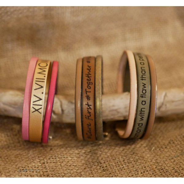 Cuff bracelet to personalize leather colors and engraved message