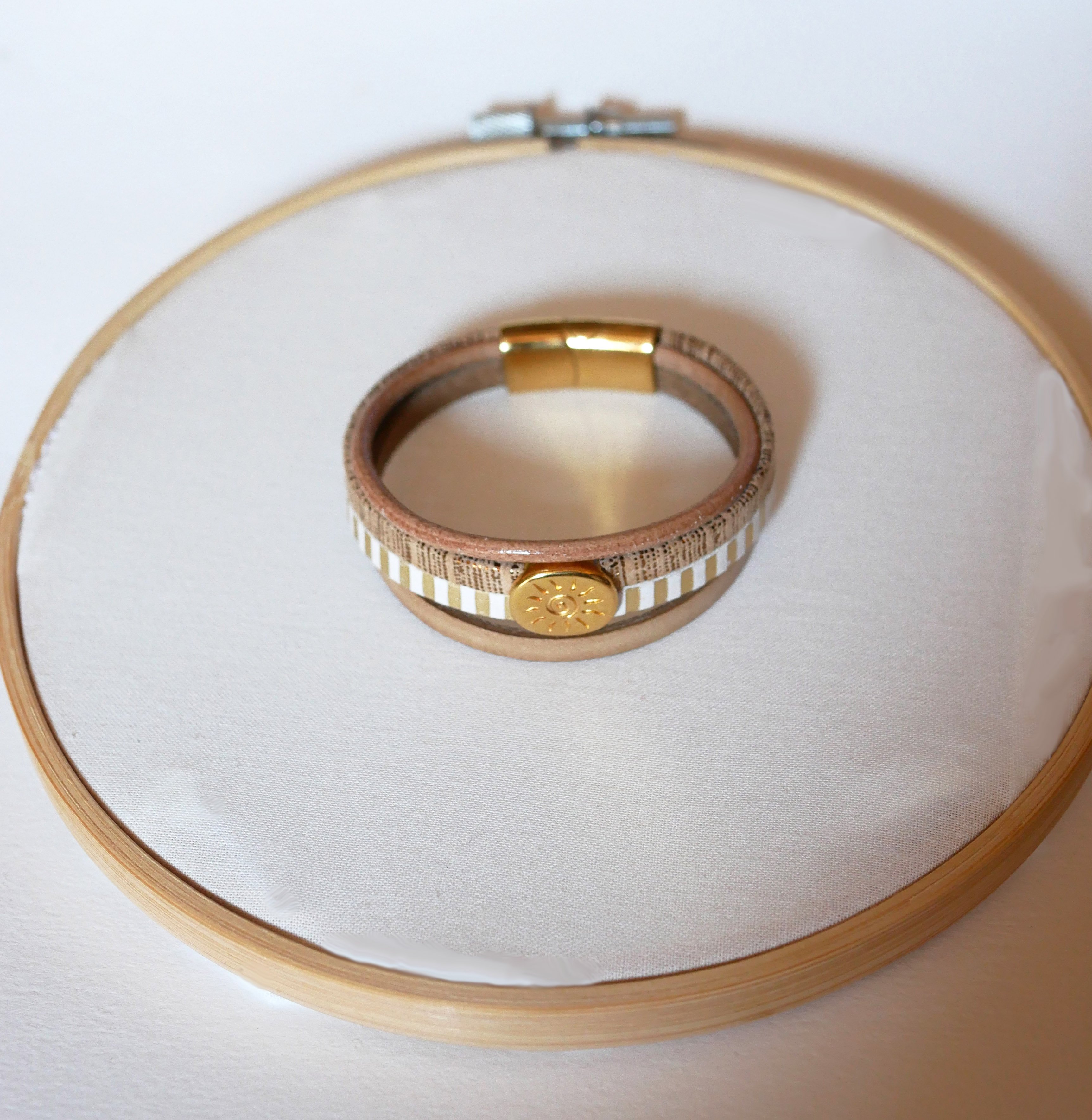 Multi-link leather cuff bracelet with gold sunburst loop