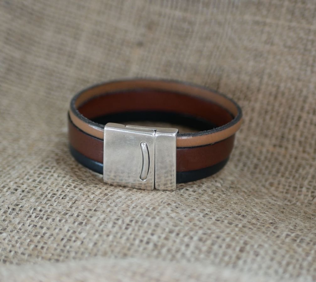 Cuff bracelet to personalize leather colors and engraved message