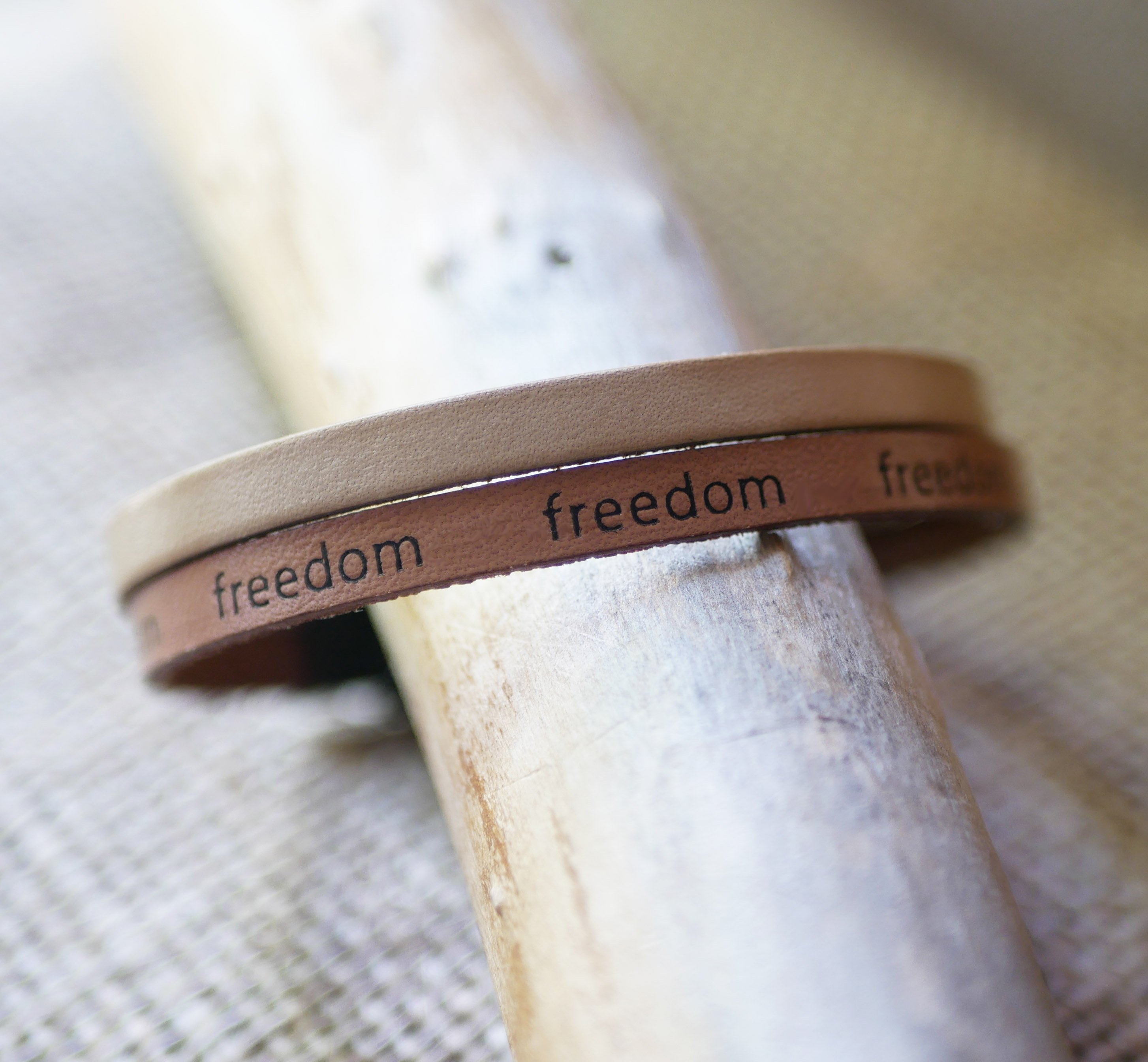 Mixed two-leather bracelet natural beige Freedom engraving to personalize