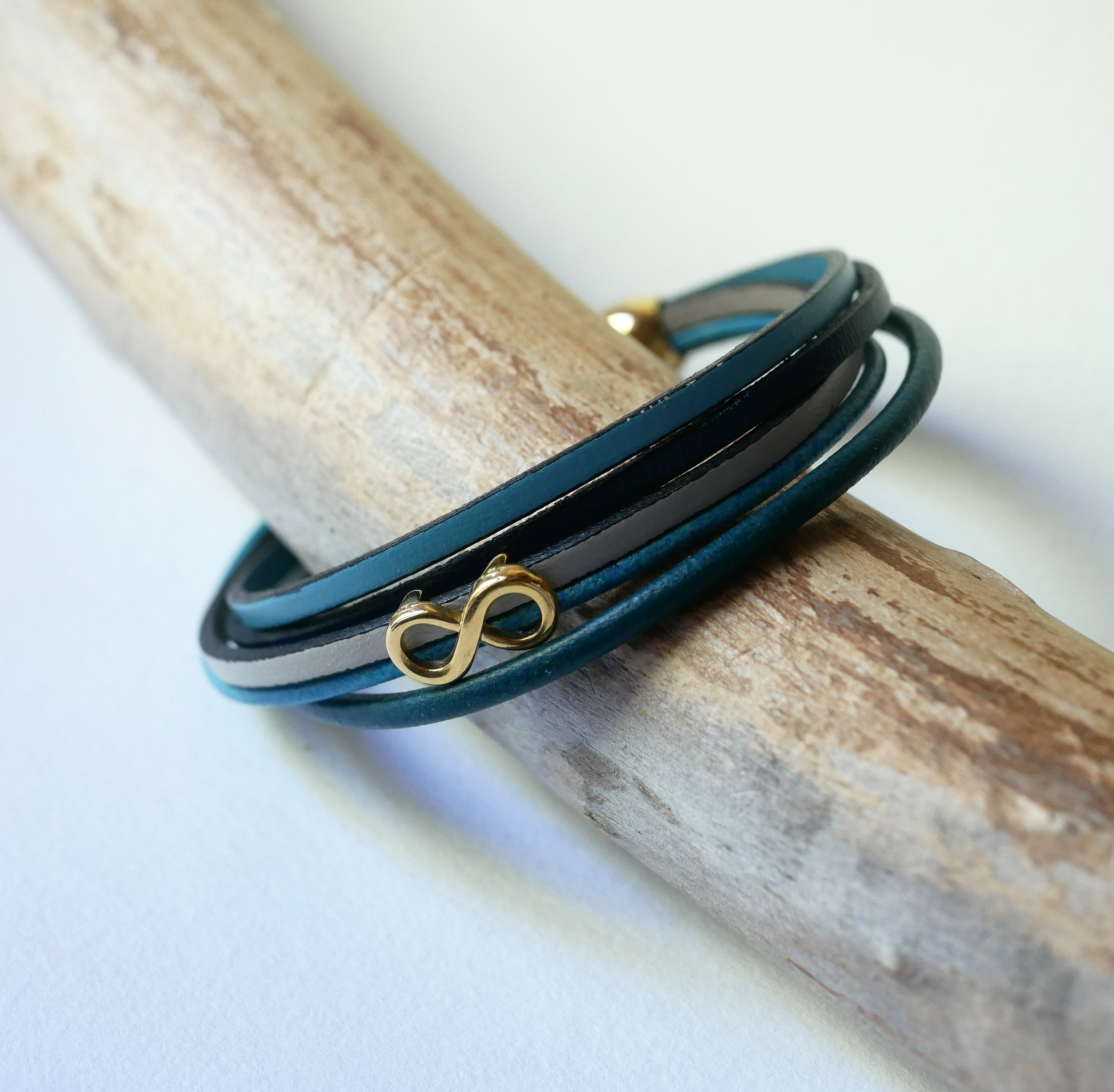 Multi-link bracelet in blue-tone leather with gold infinity motif