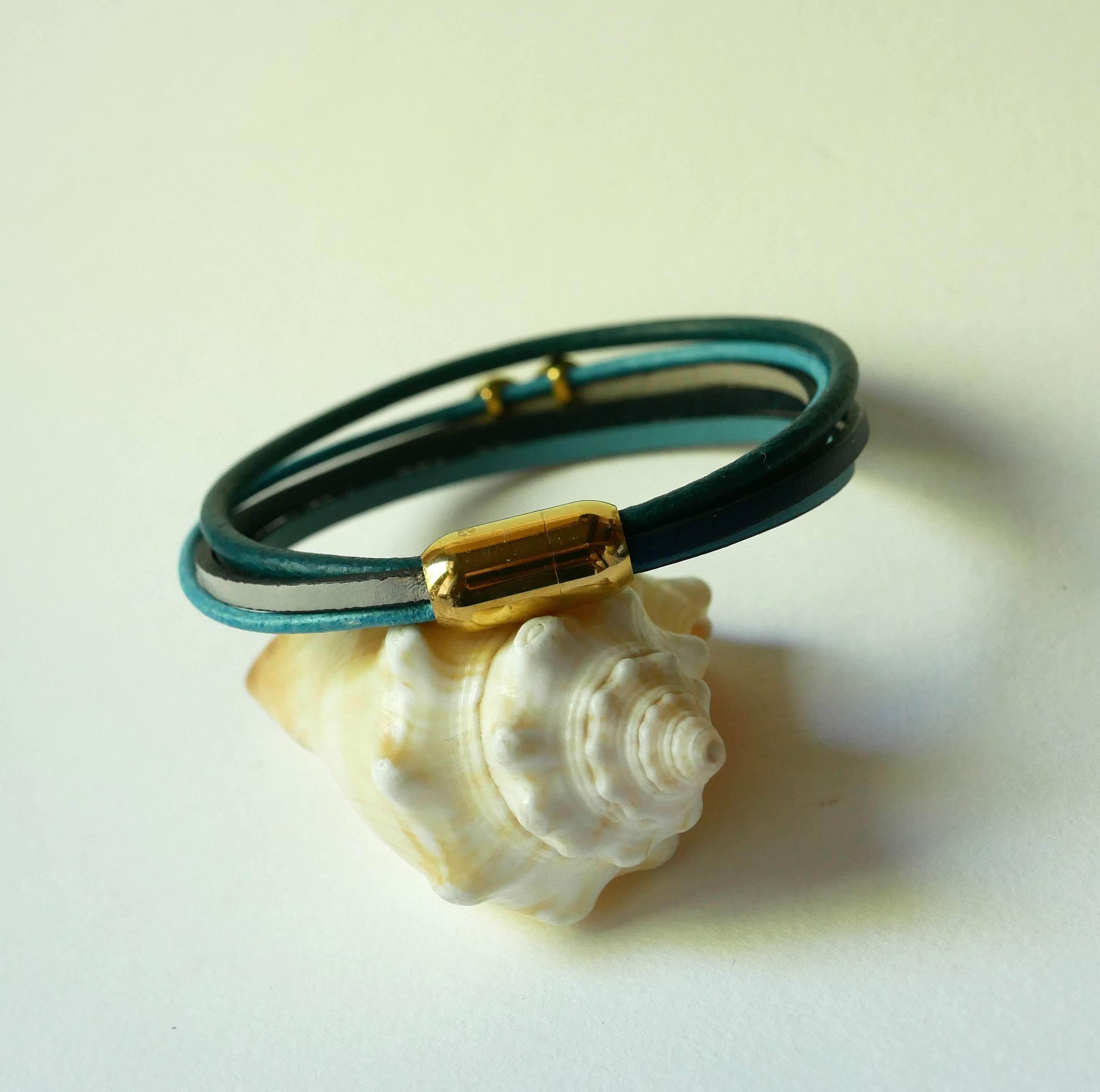 Multi-link bracelet in blue-tone leather with gold infinity motif