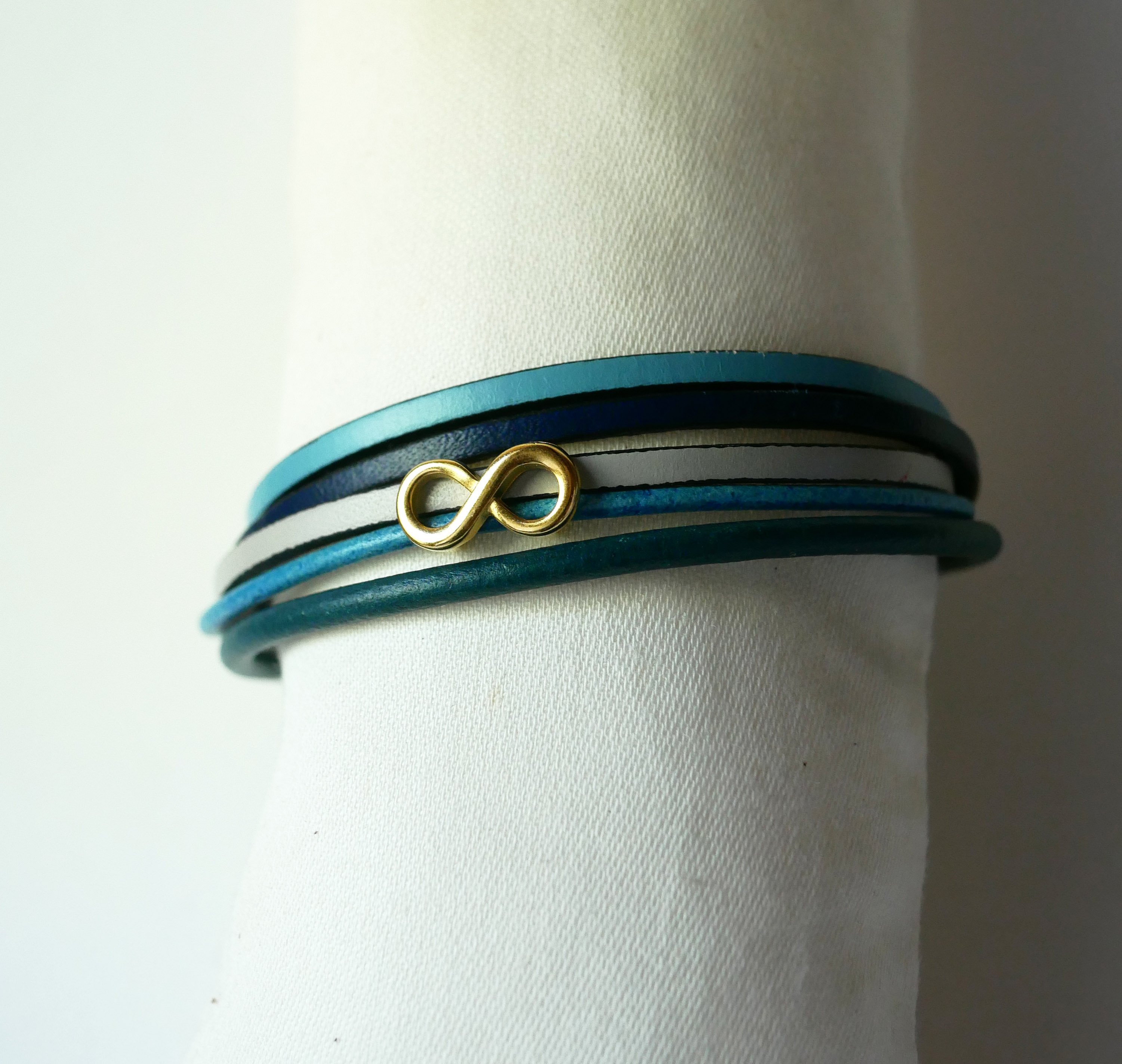 Multi-link bracelet in blue-tone leather with gold infinity motif