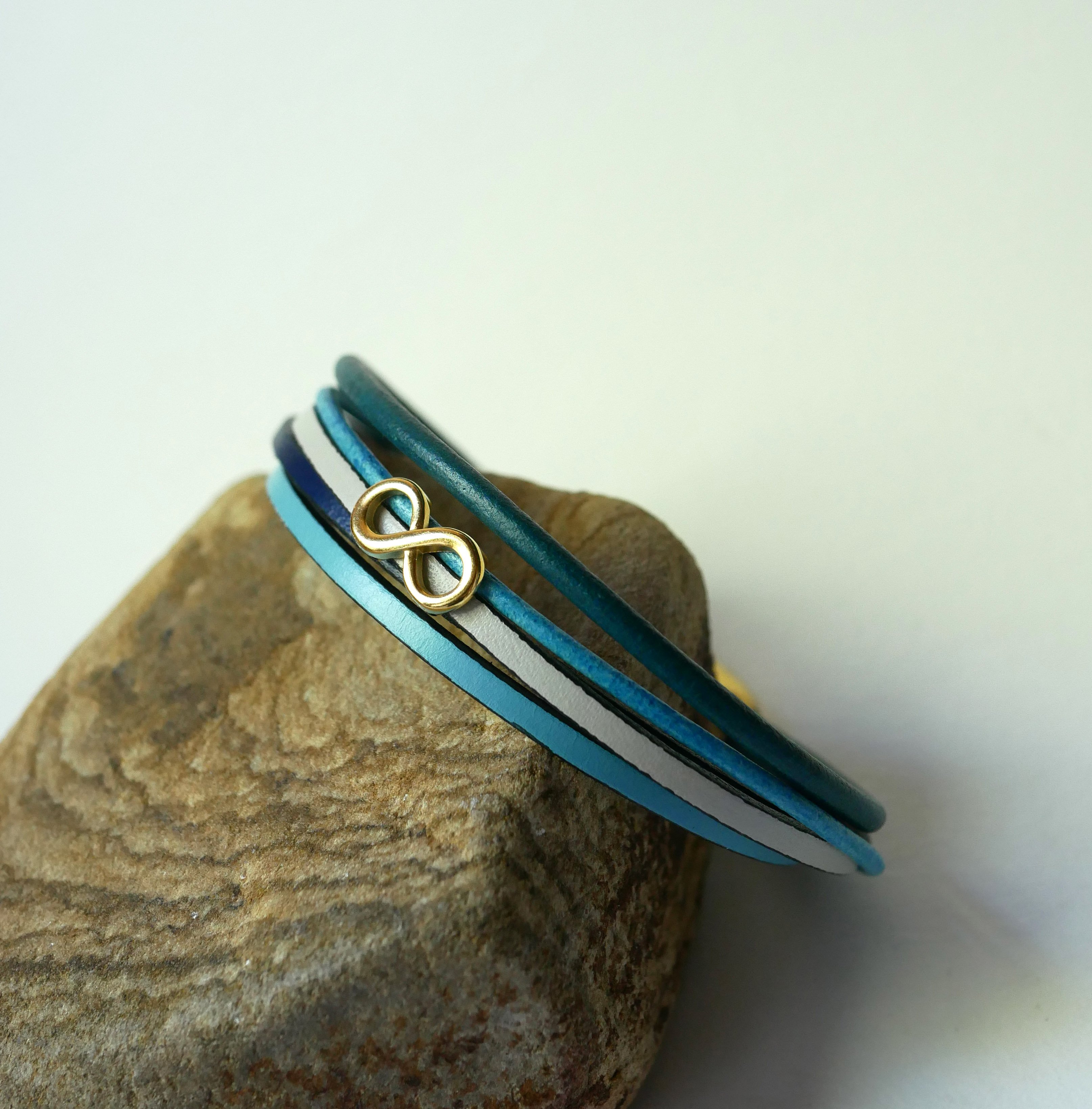 Multi-link bracelet in blue-tone leather with gold infinity motif