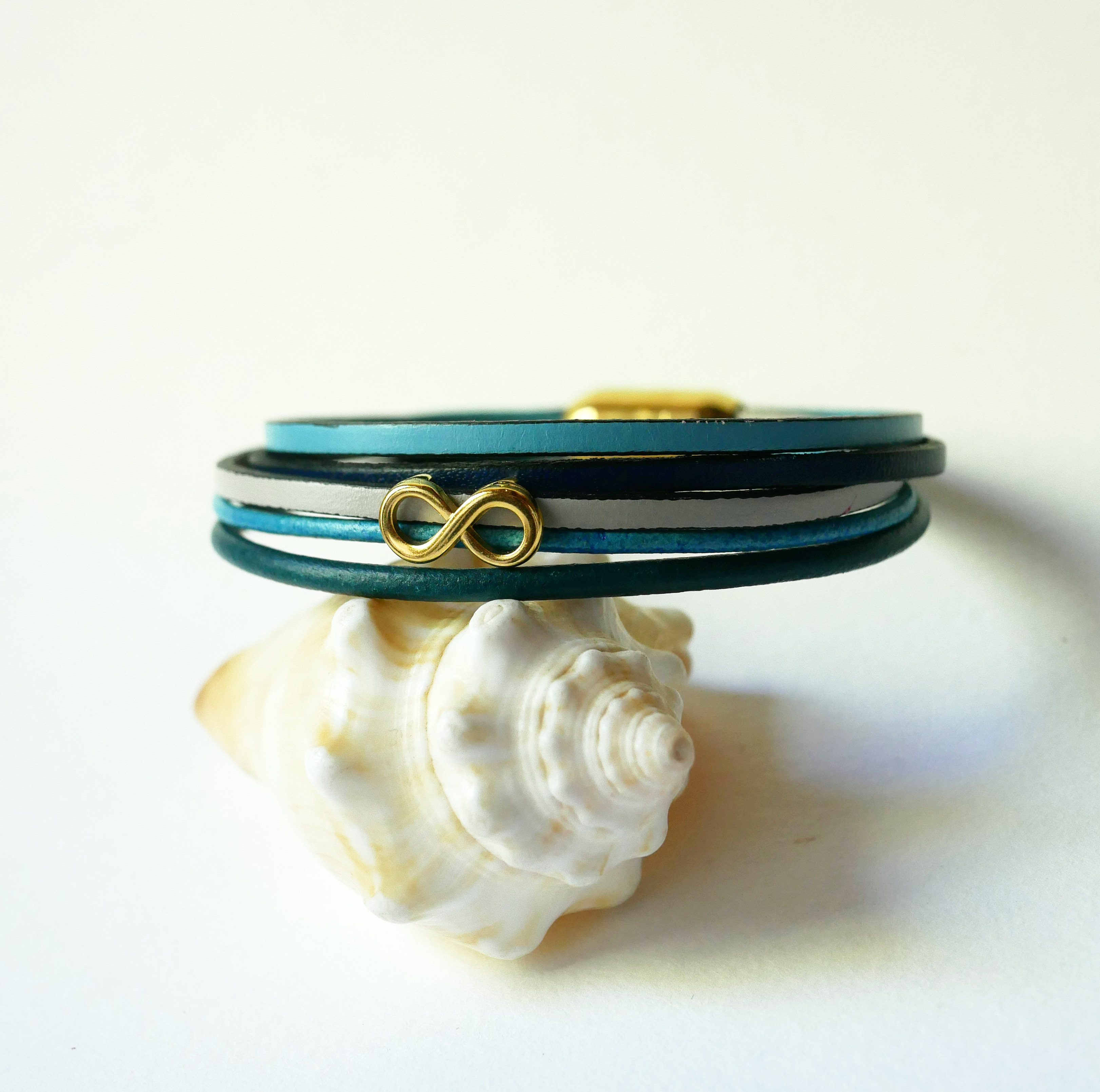 Multi-link bracelet in blue-tone leather with gold infinity motif