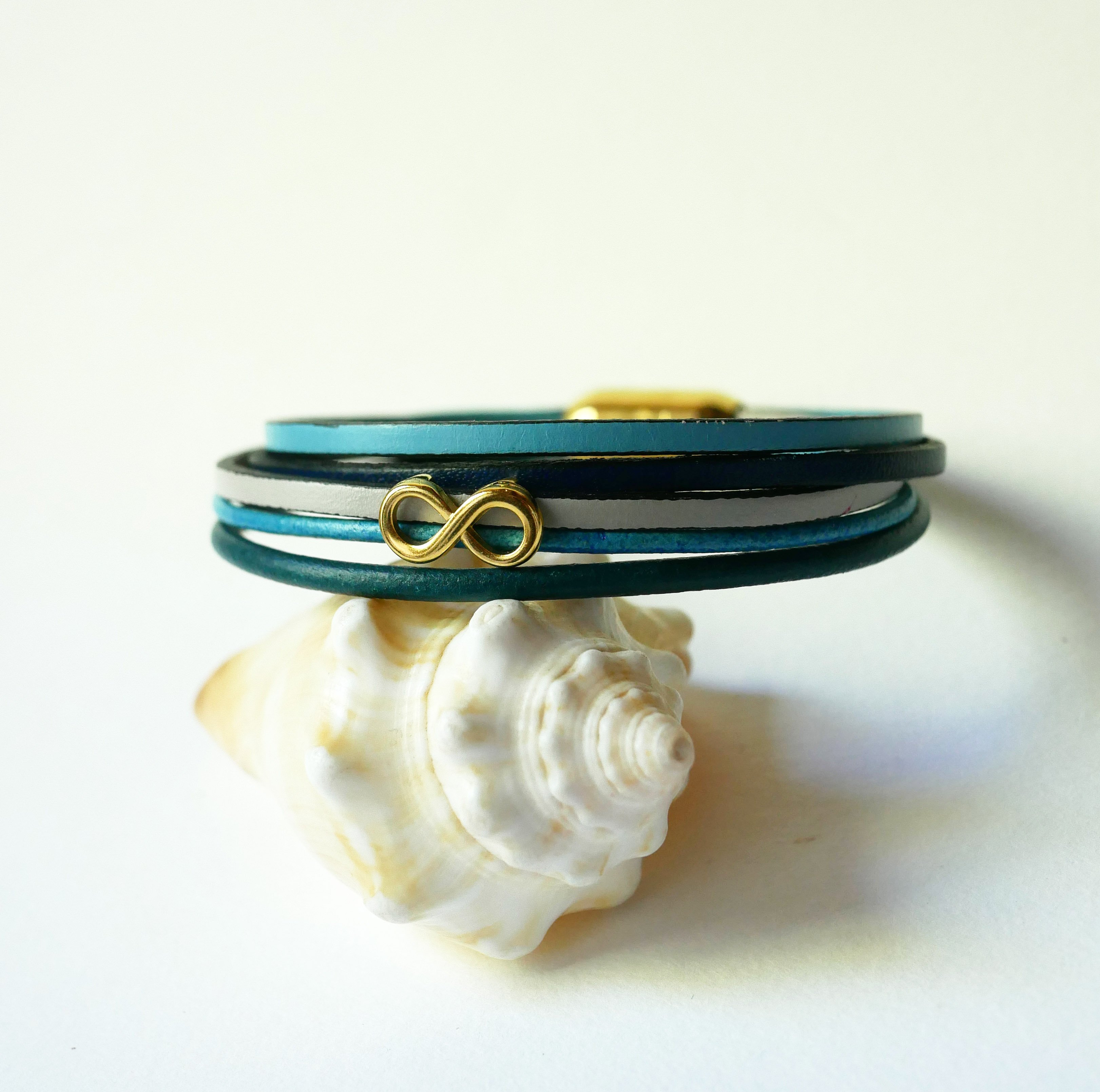 Multi-link bracelet in blue-tone leather with gold infinity motif