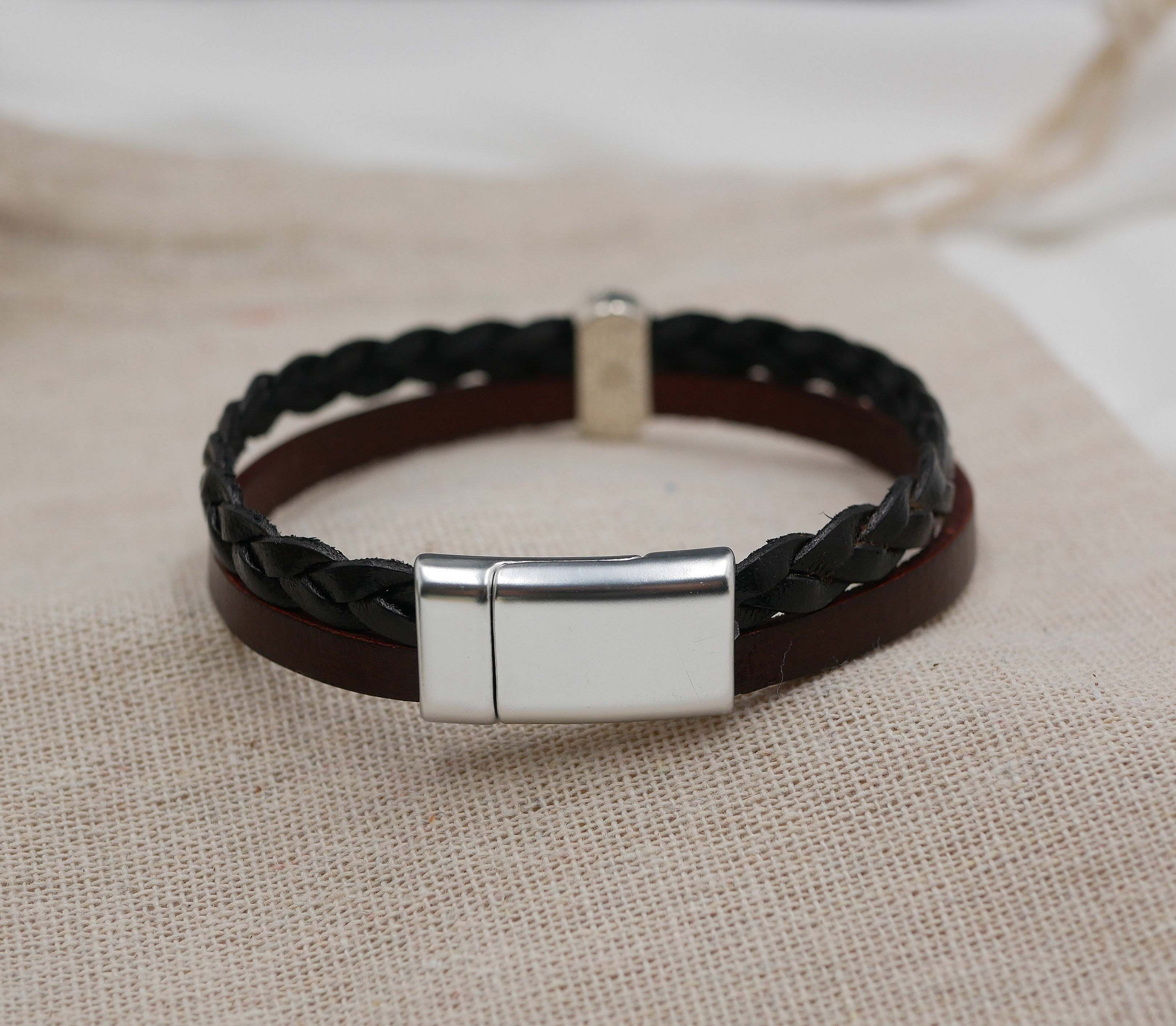 Bracelet duo en cuir tressé avec fermoir magnétique argenté.