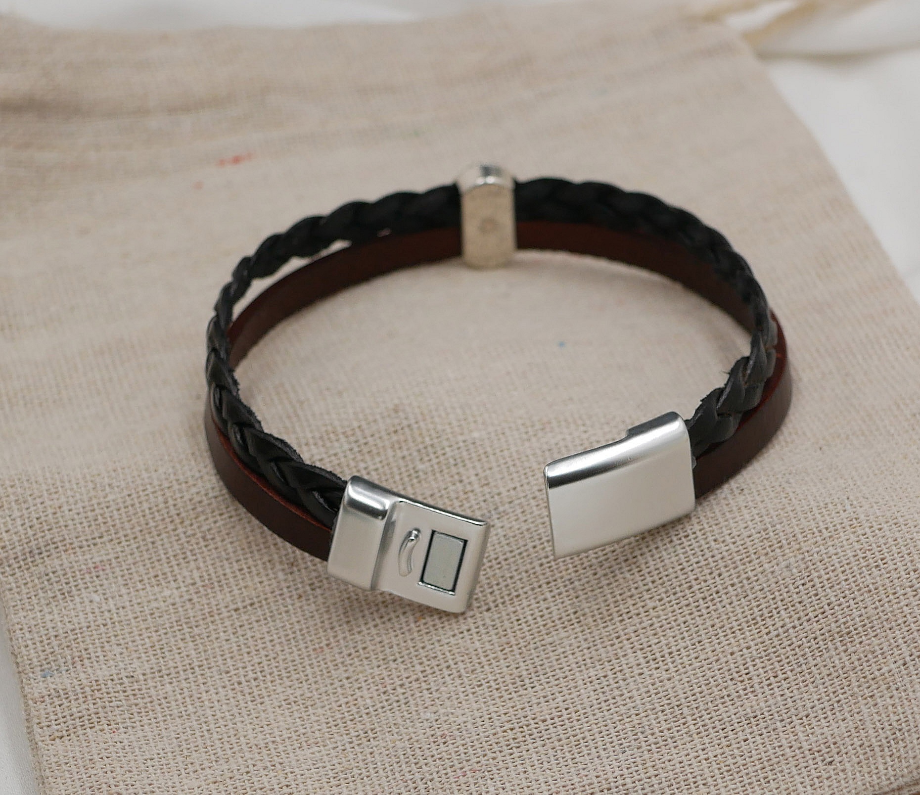 Bracelet duo cuir tressé avec fermoir magnétique en métal.