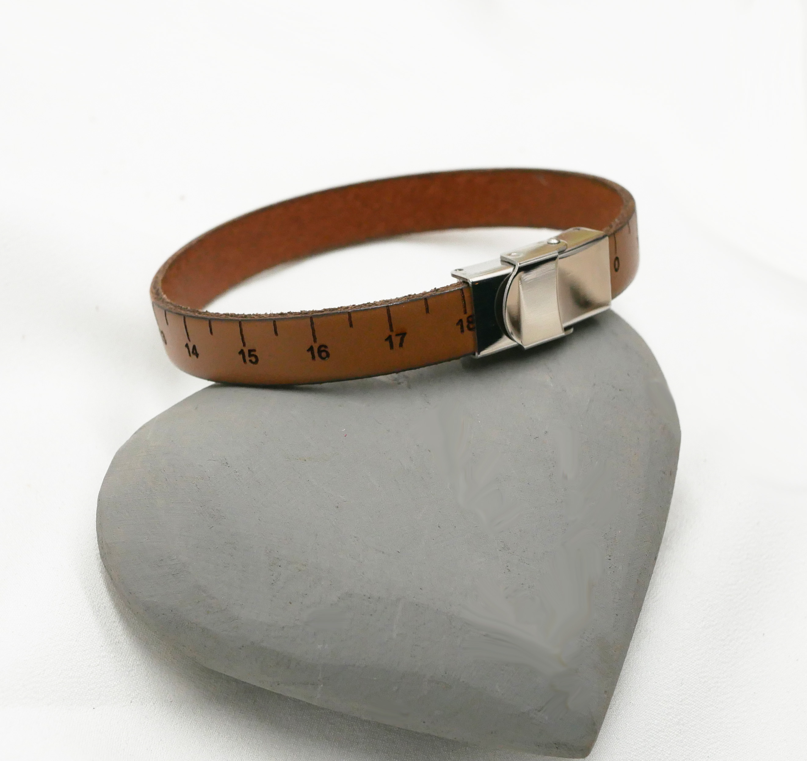 Sewing metre bracelet in engraved leather in cm, customizable on the back