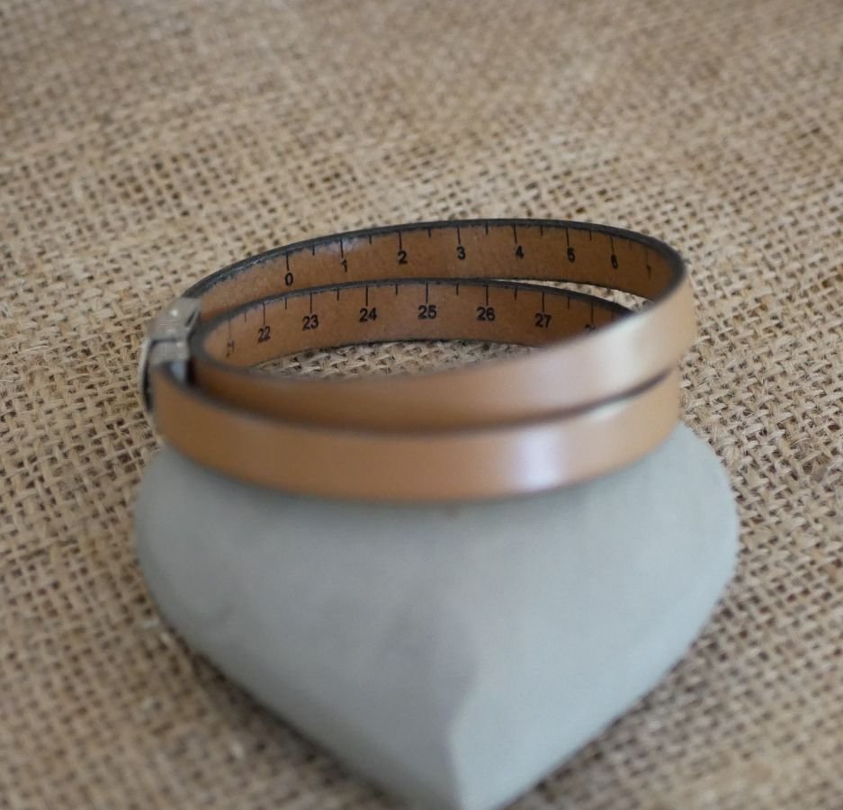 Customizable double-turn engraved leather tape measure bracelet 