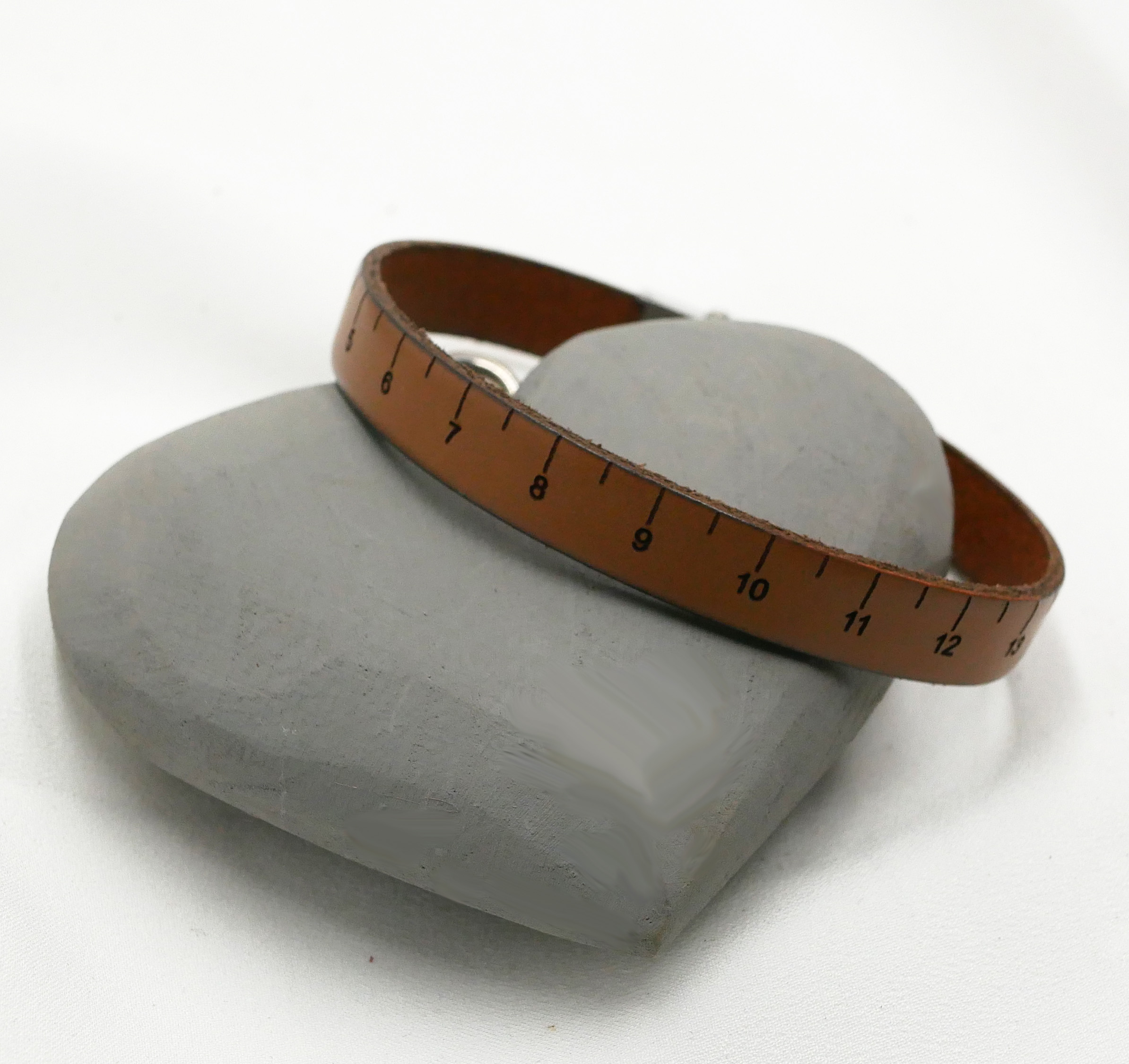 Sewing metre bracelet in engraved leather in cm, customizable on the back