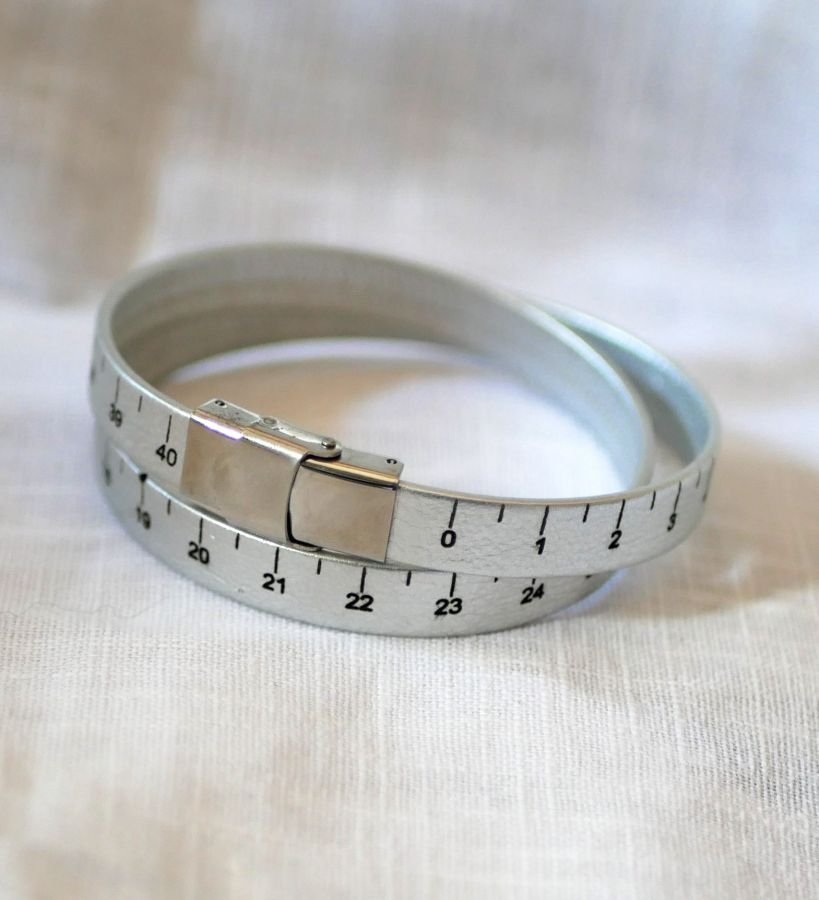 Customizable double-turn engraved leather tape measure bracelet 