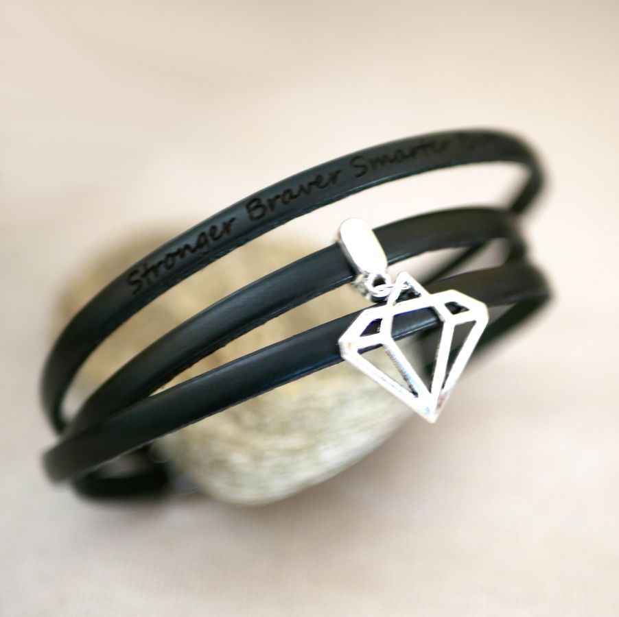 Bracelet with a 3-lap leather pendant, customizable by engraving