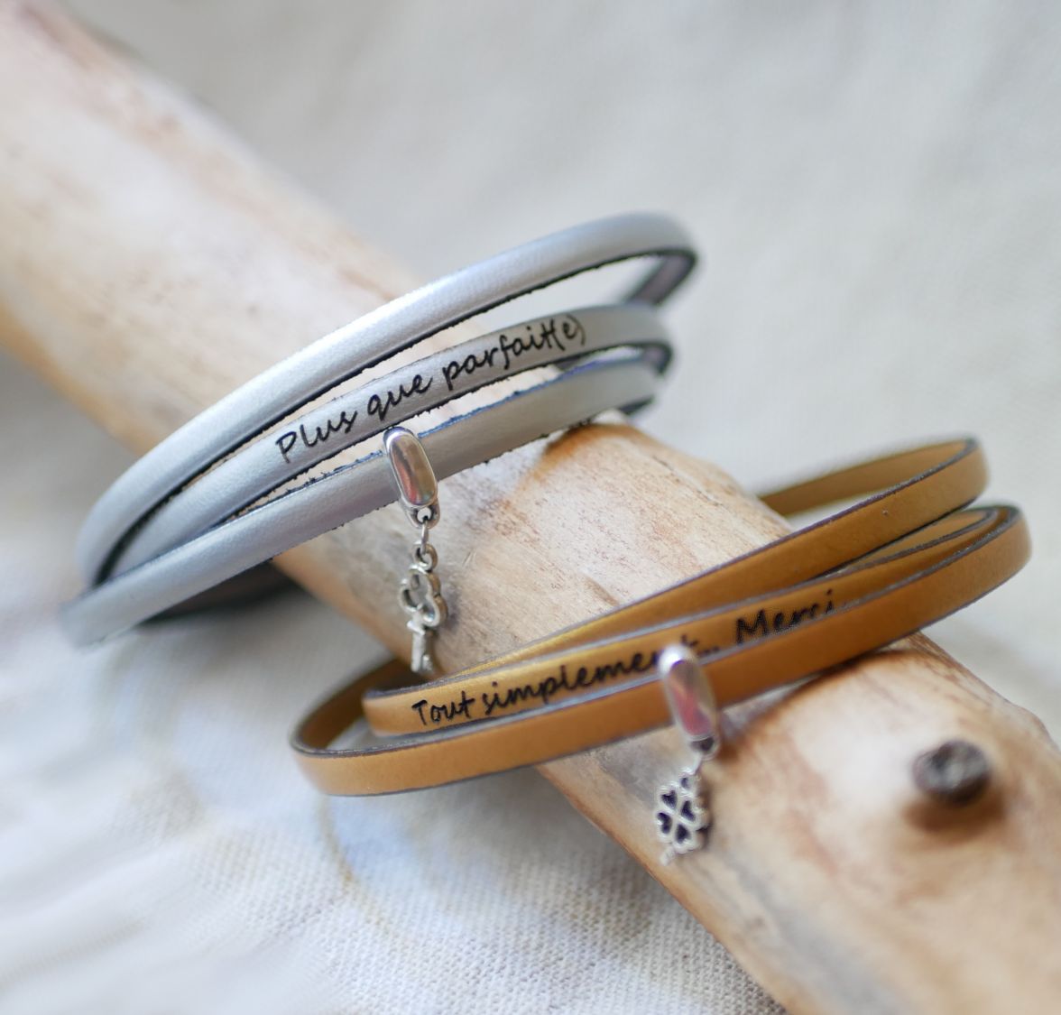 Bracelet with a 3-lap leather pendant, customizable by engraving