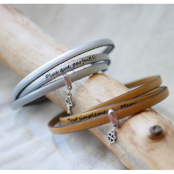 Bracelet with a 3-lap leather pendant, customizable by engraving
