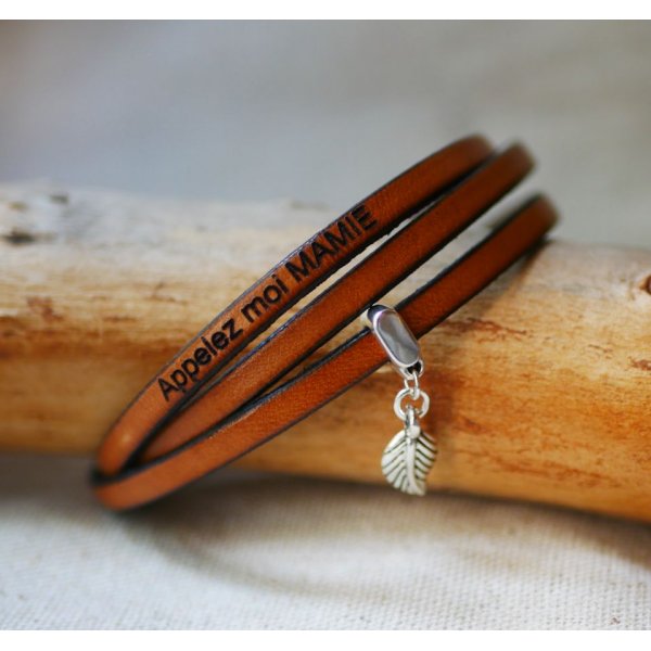 Bracelet with a 3-lap leather pendant, customizable by engraving