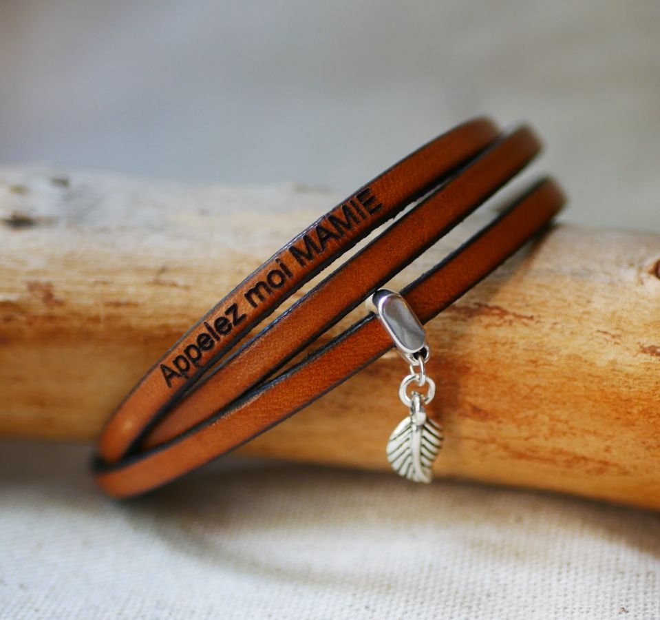 Bracelet with a 3-lap leather pendant, customizable by engraving