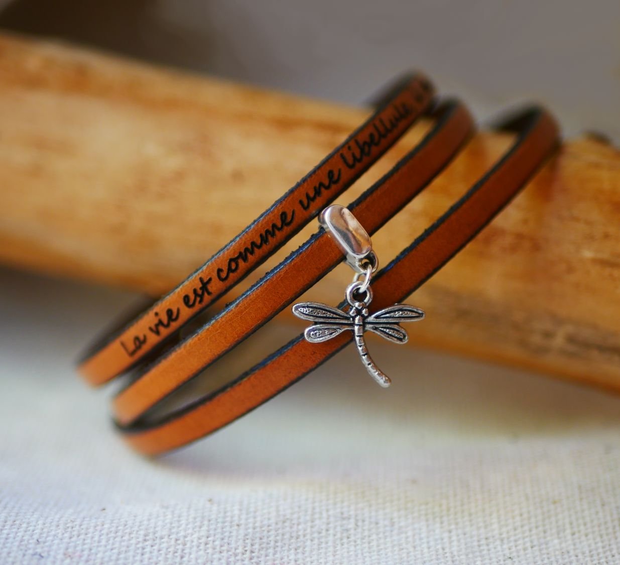 Bracelet with a 3-lap leather pendant, customizable by engraving