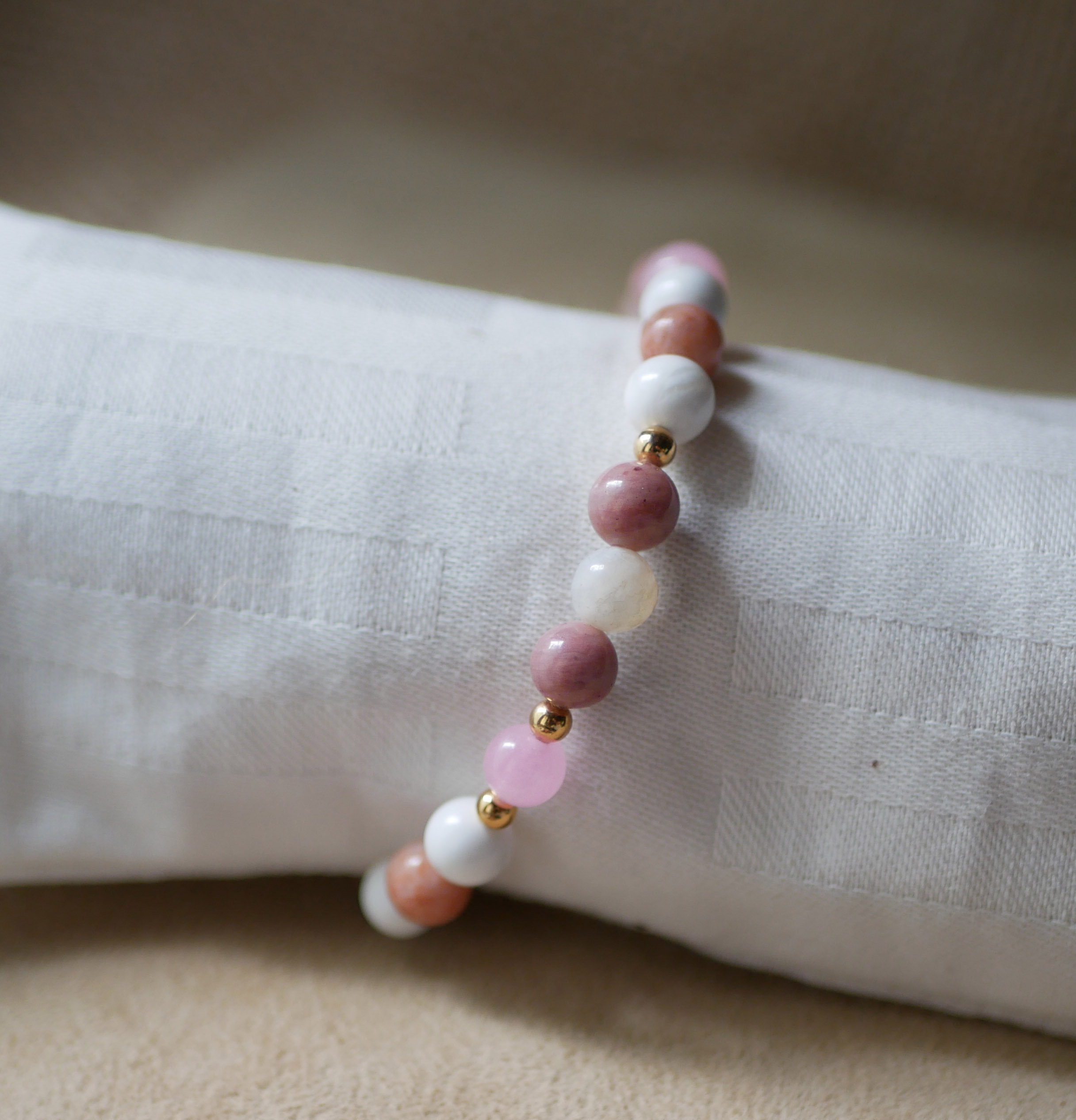 Howlite and Rhodonite natural stone bracelet with gold beads