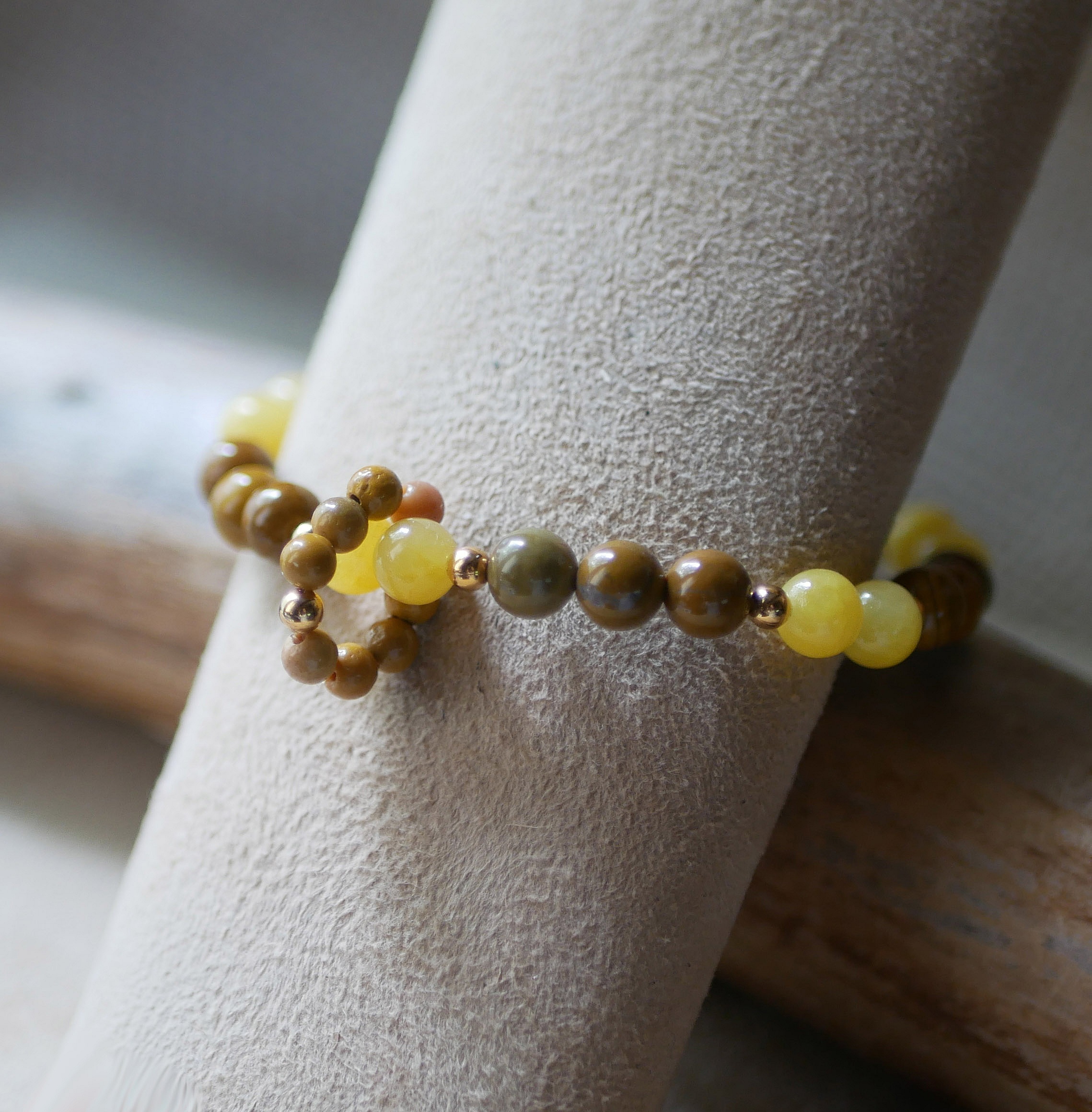 Yellow jade and moka&iuml;te natural stone beads bracelet with mini beads ring