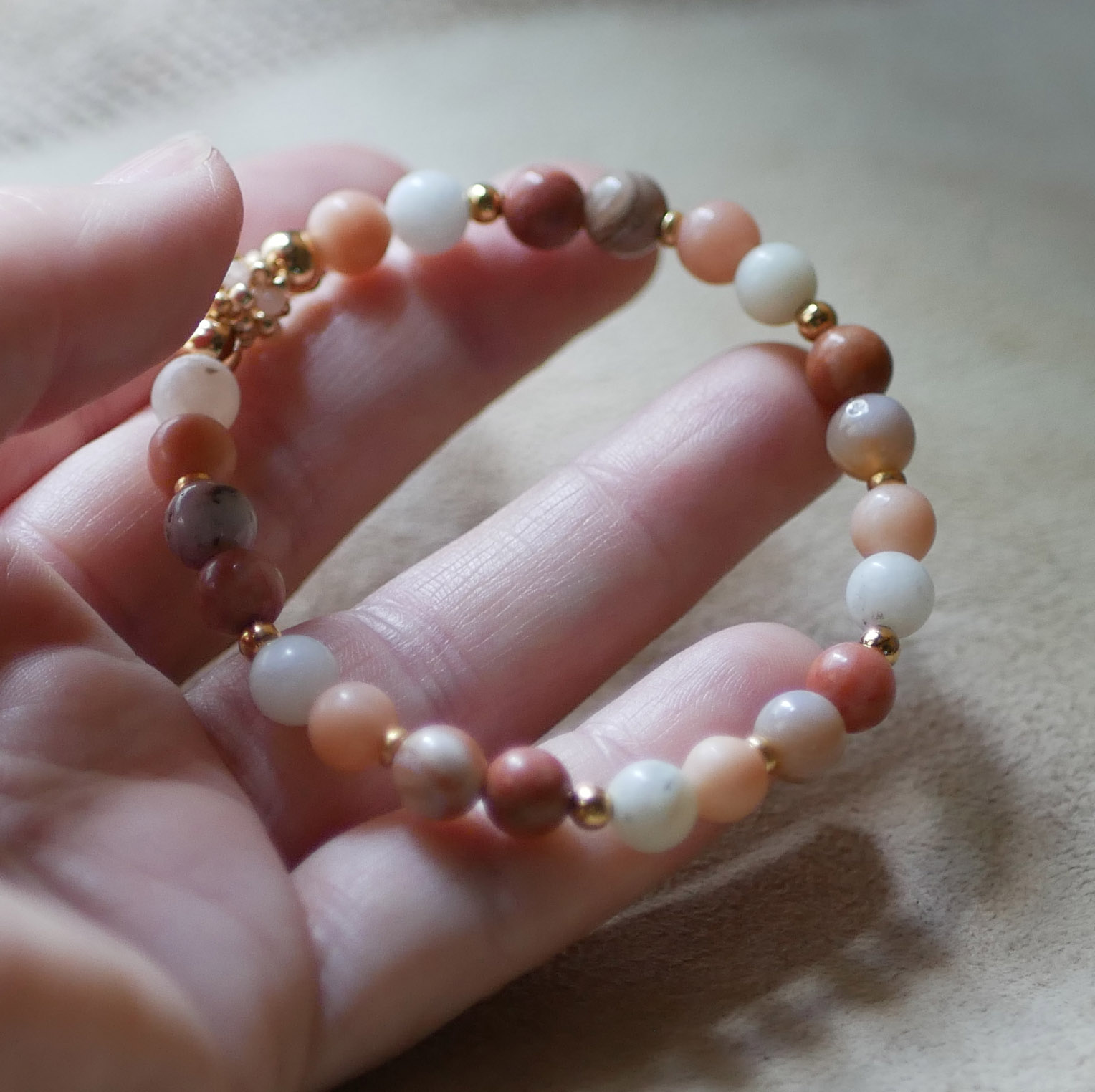 Bracelet with pink and white Aventurine natural stone beads and golden pearls