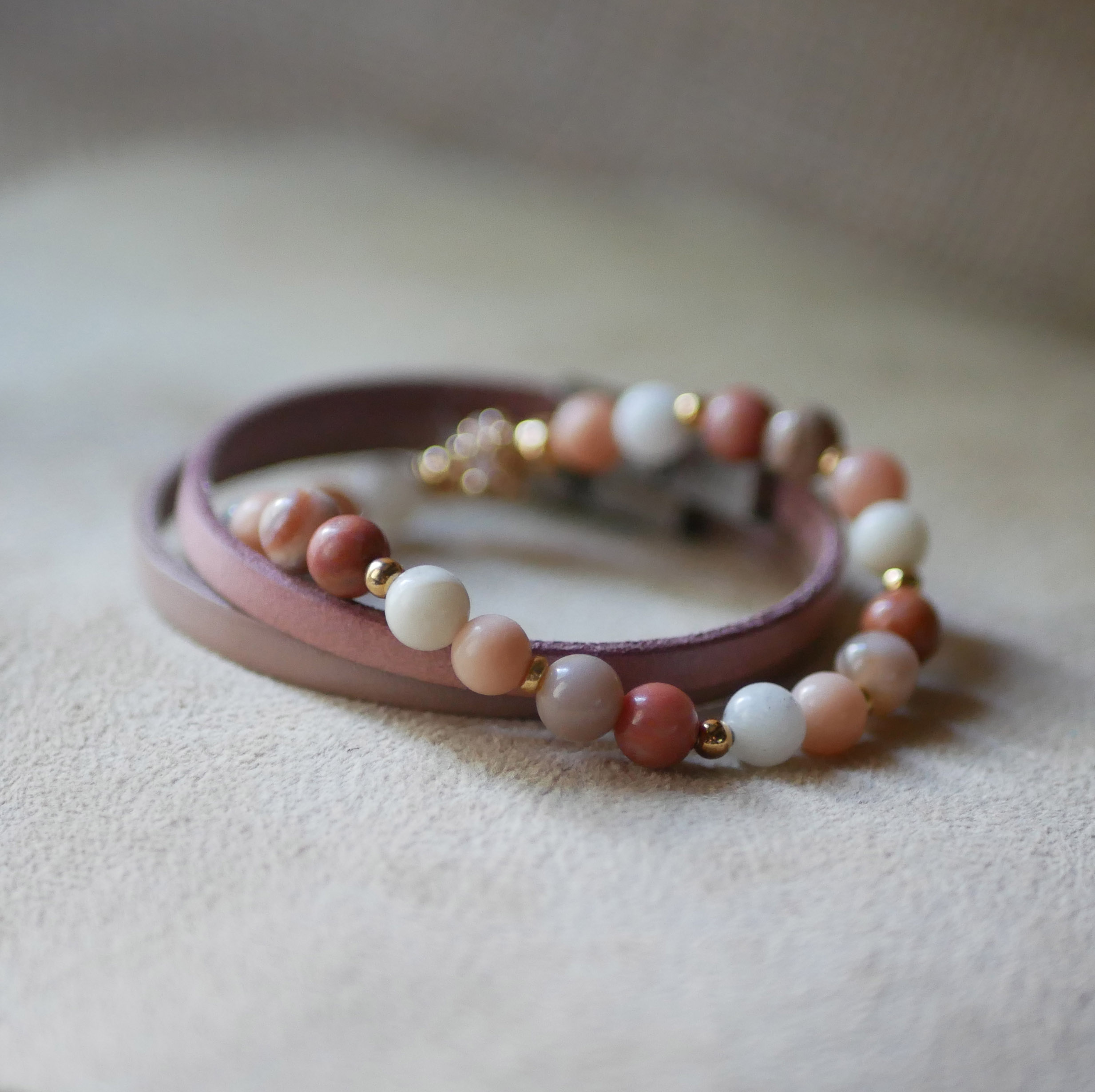 Bracelet with pink and white Aventurine natural stone beads and golden pearls