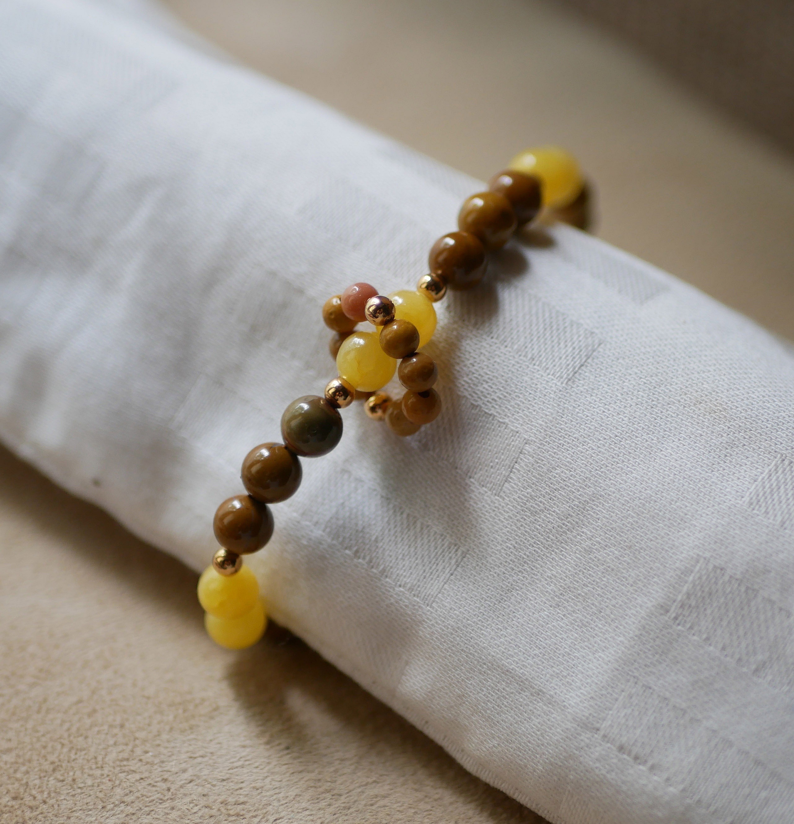 Yellow jade and moka&iuml;te natural stone beads bracelet with mini beads ring