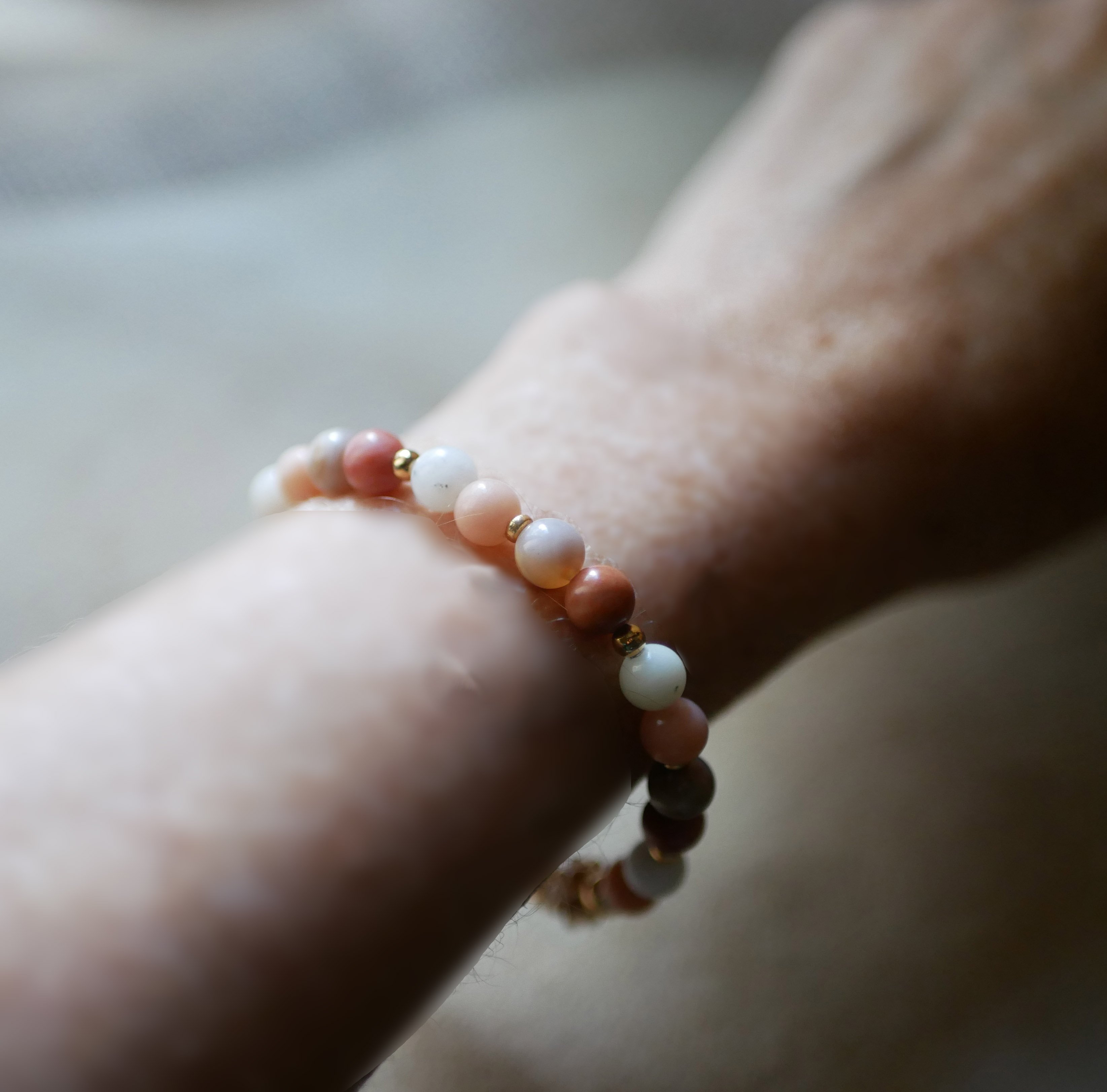 Bracelet with pink and white Aventurine natural stone beads and golden pearls