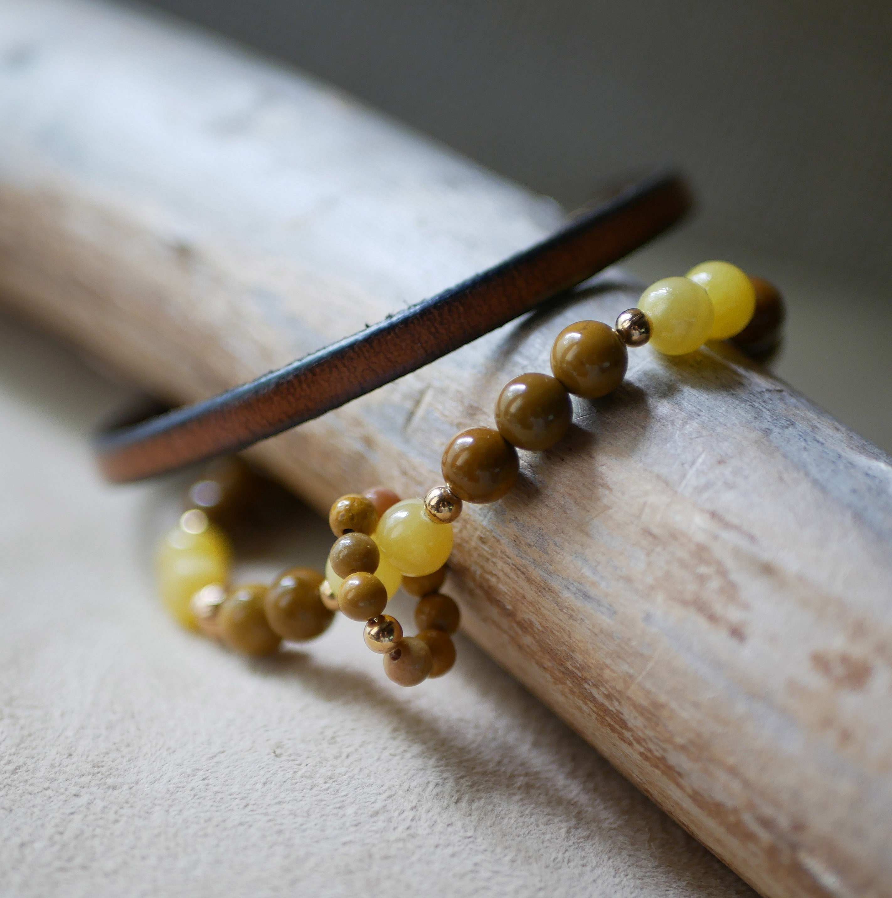 Yellow jade and moka&iuml;te natural stone beads bracelet with mini beads ring