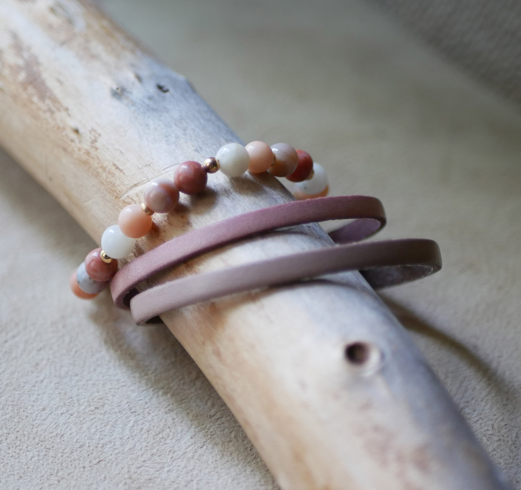 Bracelet with pink and white Aventurine natural stone beads and golden pearls