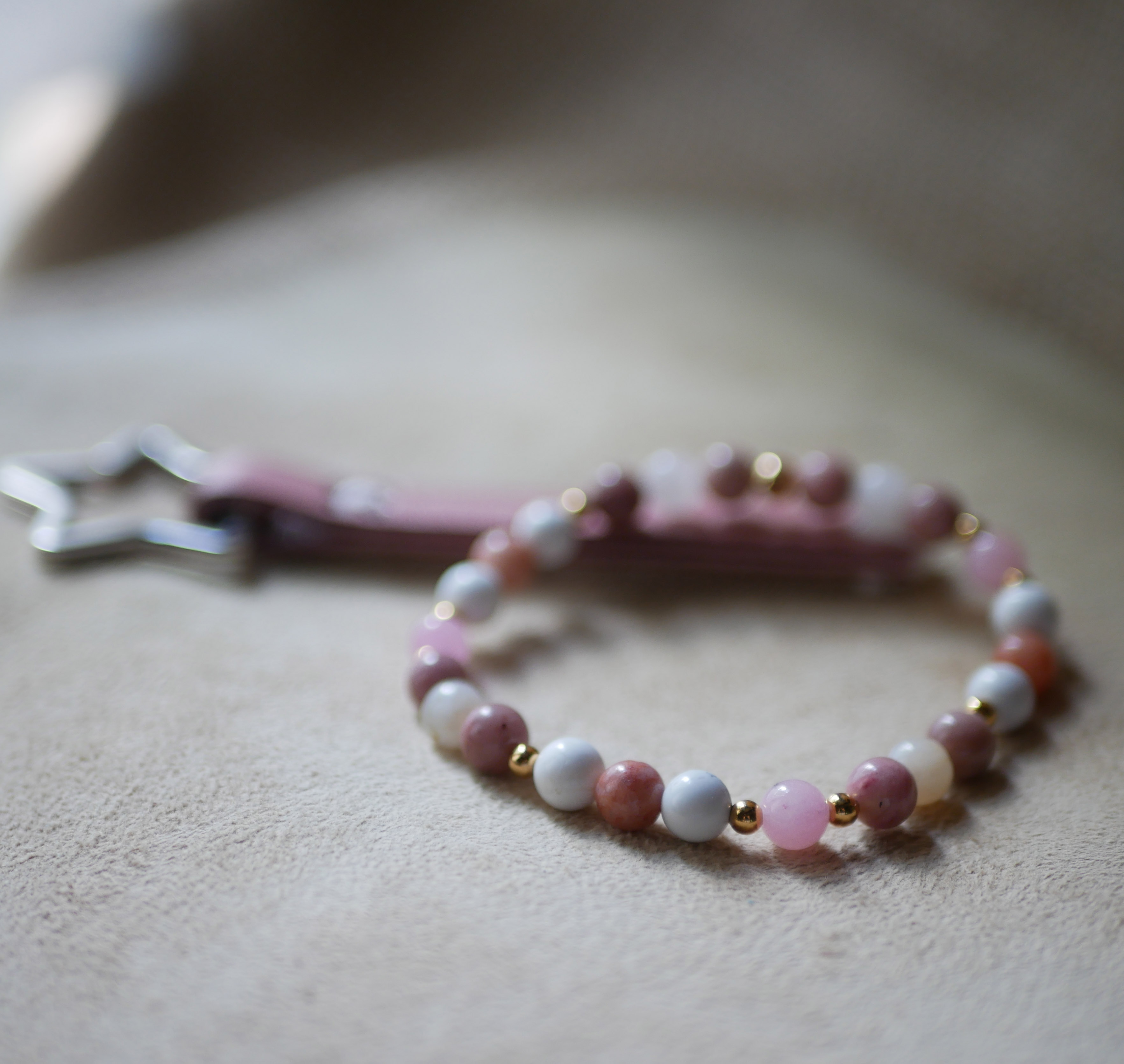 Howlite and Rhodonite natural stone bracelet with gold beads