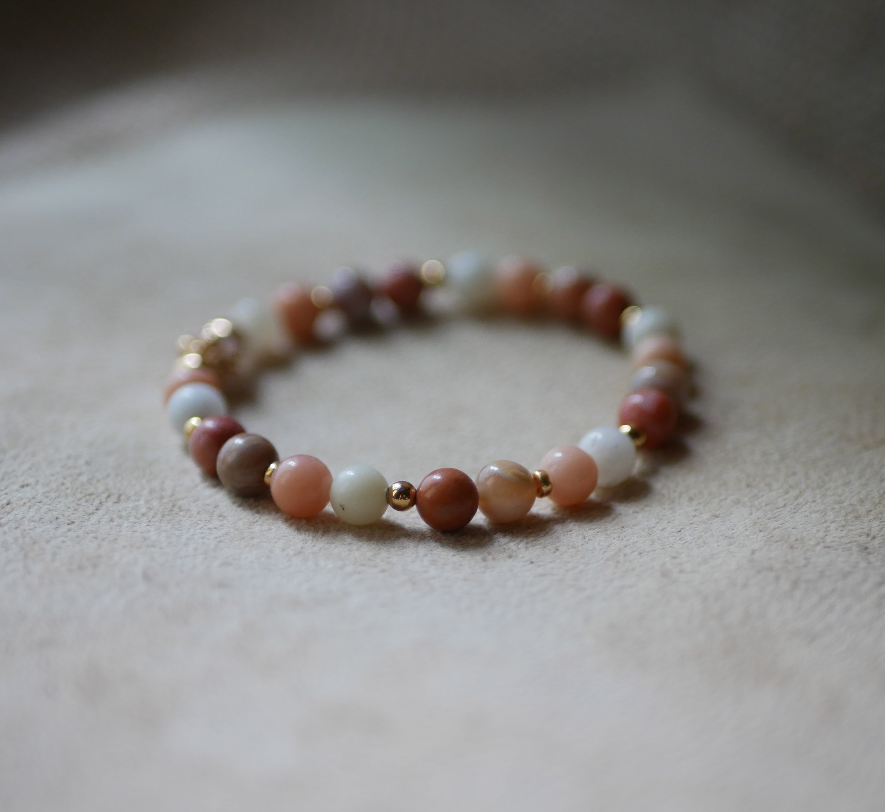 Bracelet with pink and white Aventurine natural stone beads and golden pearls