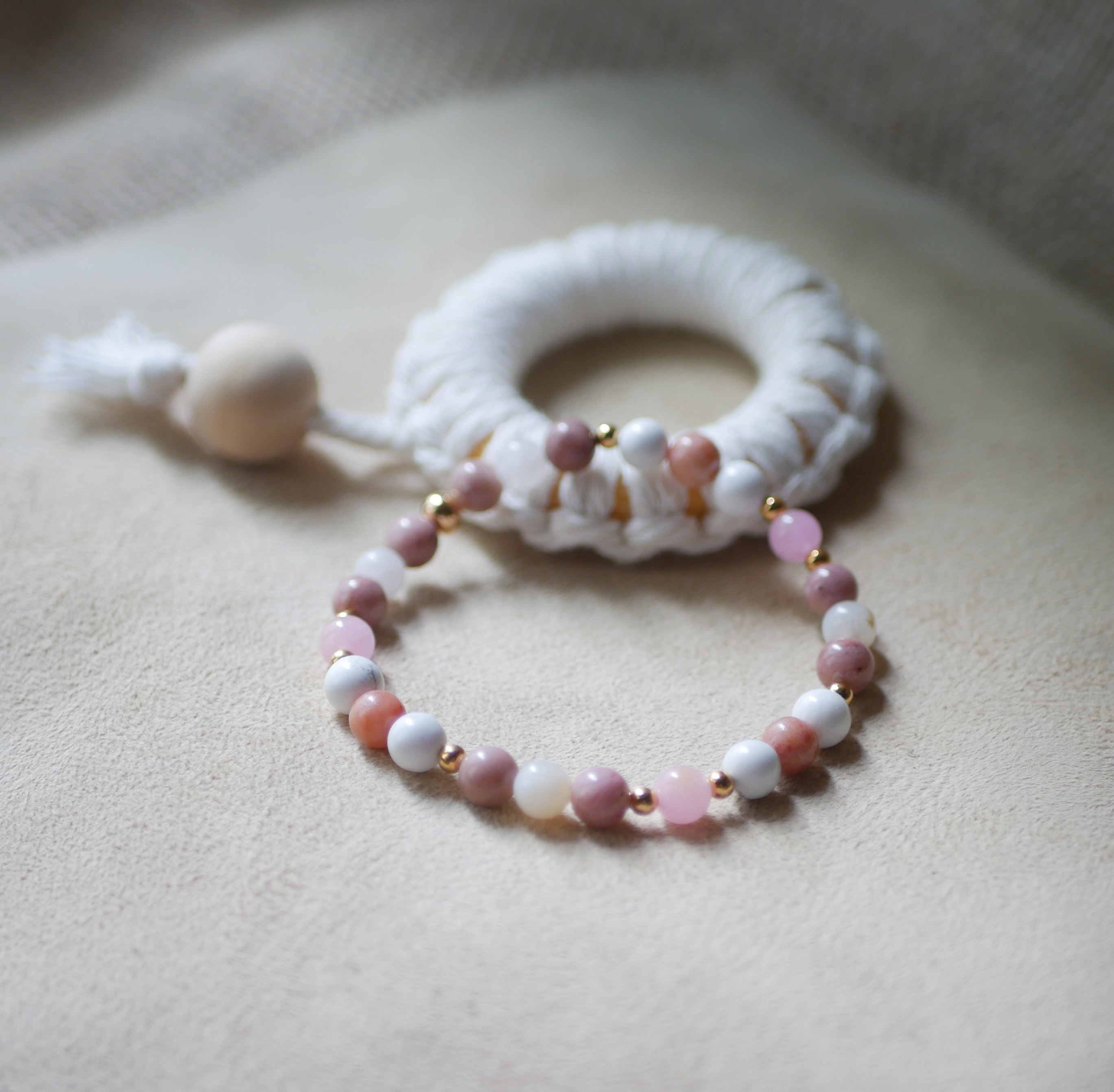 Howlite and Rhodonite natural stone bracelet with gold beads