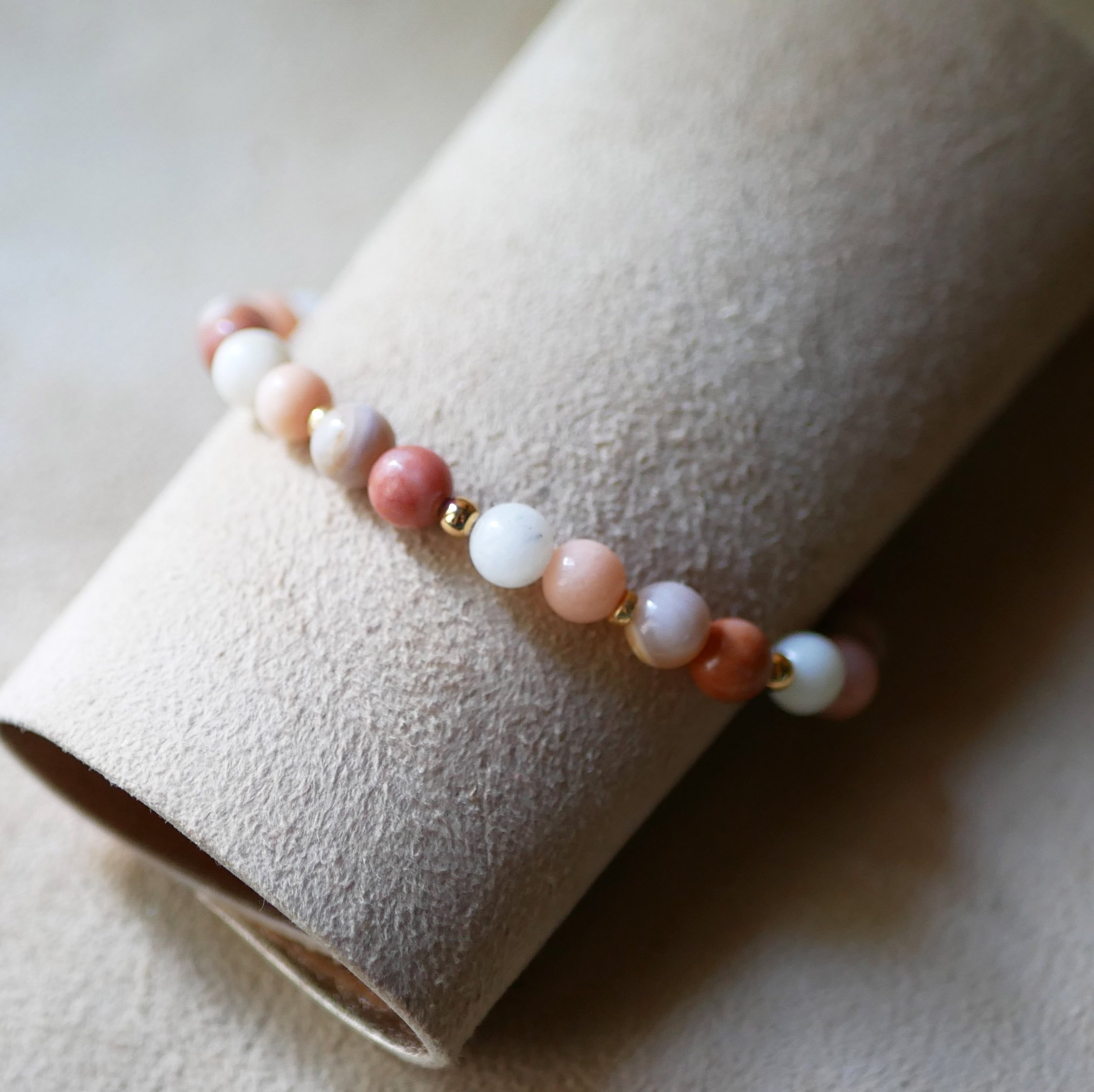 Bracelet with pink and white Aventurine natural stone beads and golden pearls