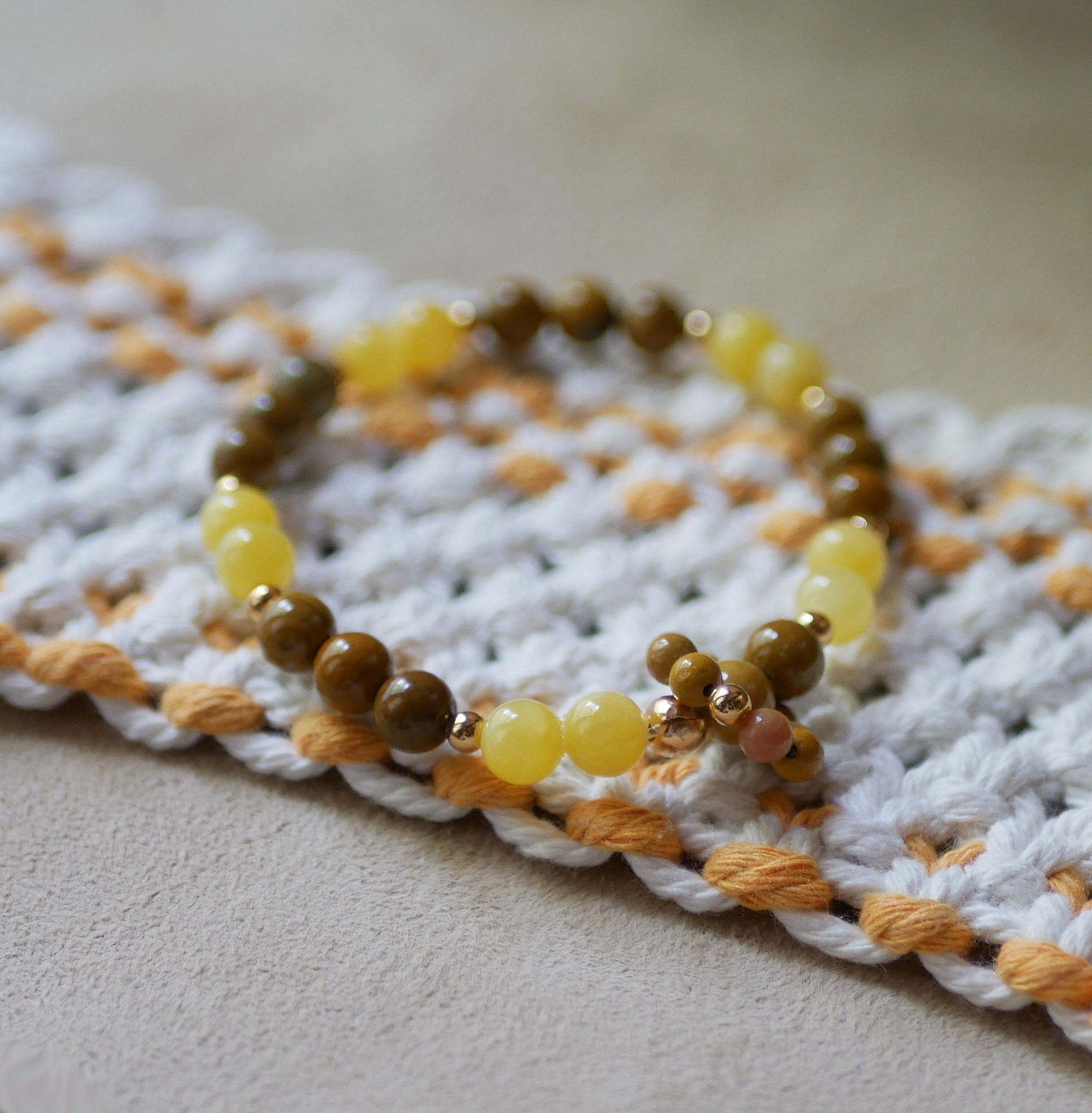 Yellow jade and moka&iuml;te natural stone beads bracelet with mini beads ring